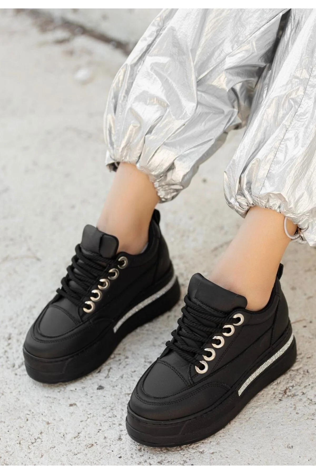 Kadın Sneaker Spor Ayakkabı Siyah Cilt Rahat Günlük Lulu Kadın Sneaker Spor Ayakkabı Siyah Cilt Rahat Günlük Lulu