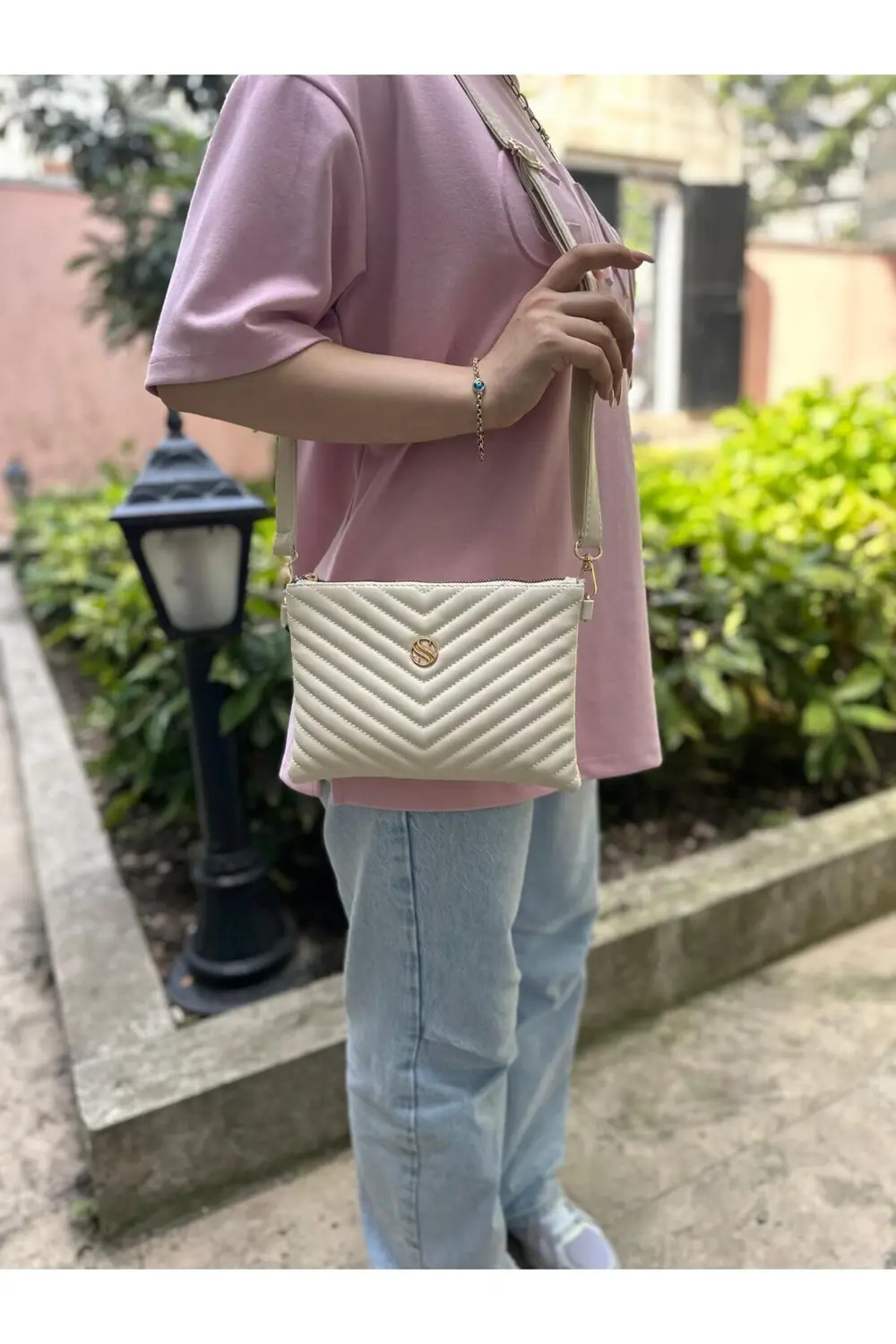 Kadın Suni Deri Krem Renkli Ayarlanabilir Çapraz Ve El Askılı Por