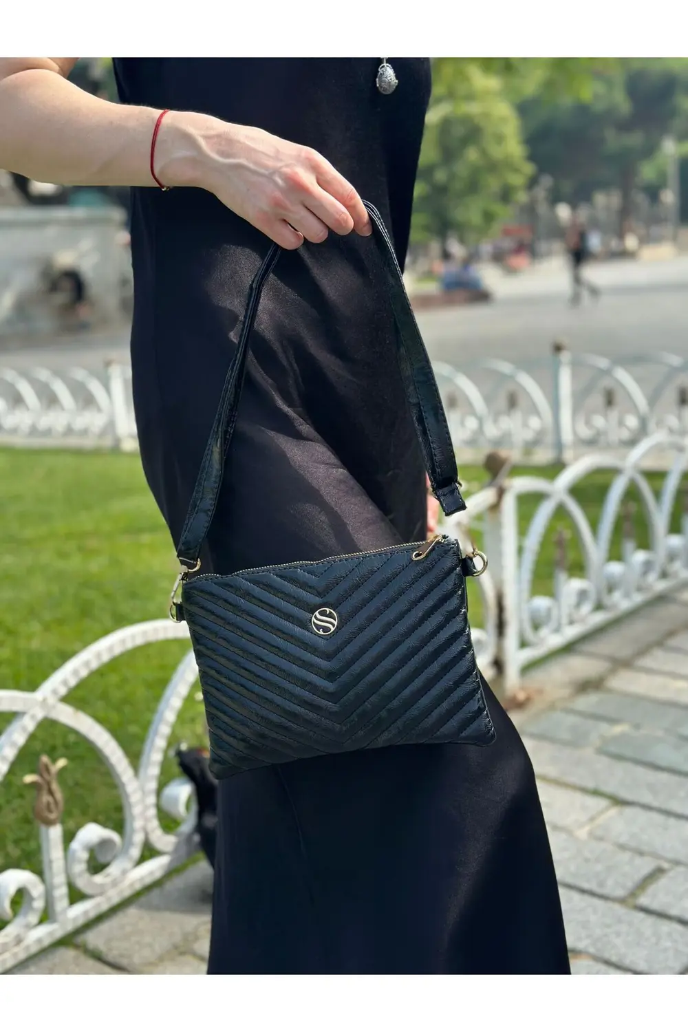 Kadın Suni Deri Siyah Parlak Renkli Ayarlanabilir Çapraz Ve El As