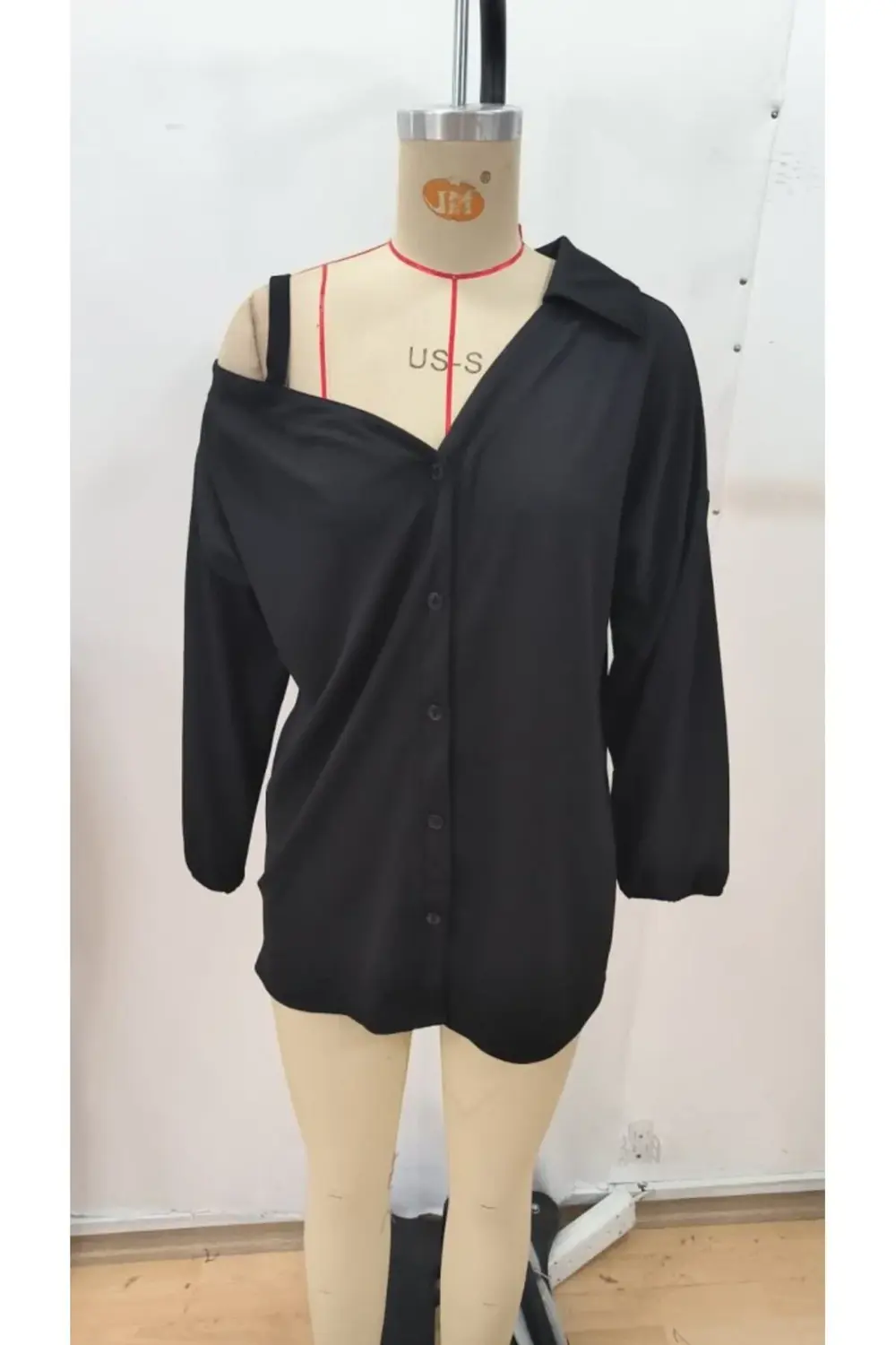 Kadın Tek Omuzdan Açık Askılı Uzun Kollu Yakalı önden Düğmeli Göm