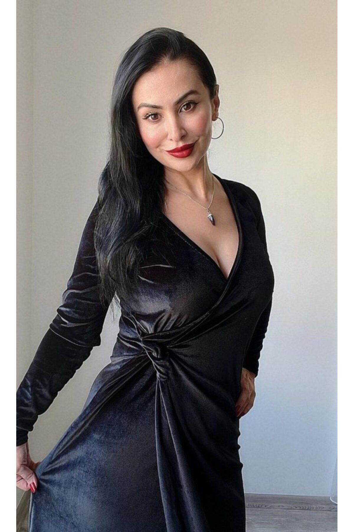 Kadın Uzun Kollu Kruvaze Yaka Yırtmaçlı Kadife Elbise