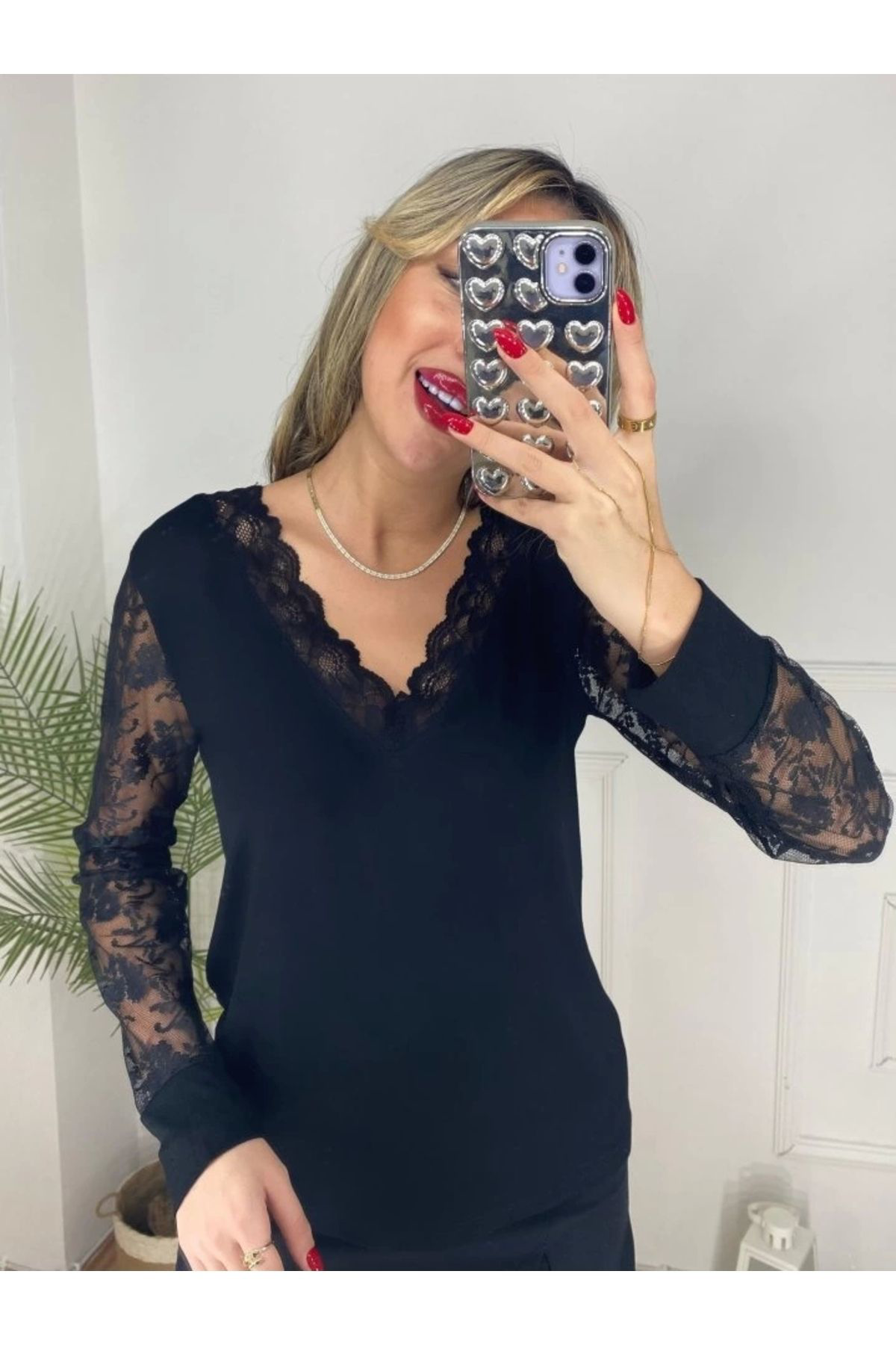 Kadın Uzun Kollu V Yakalı Dantel Detaylı Viskon Bluz