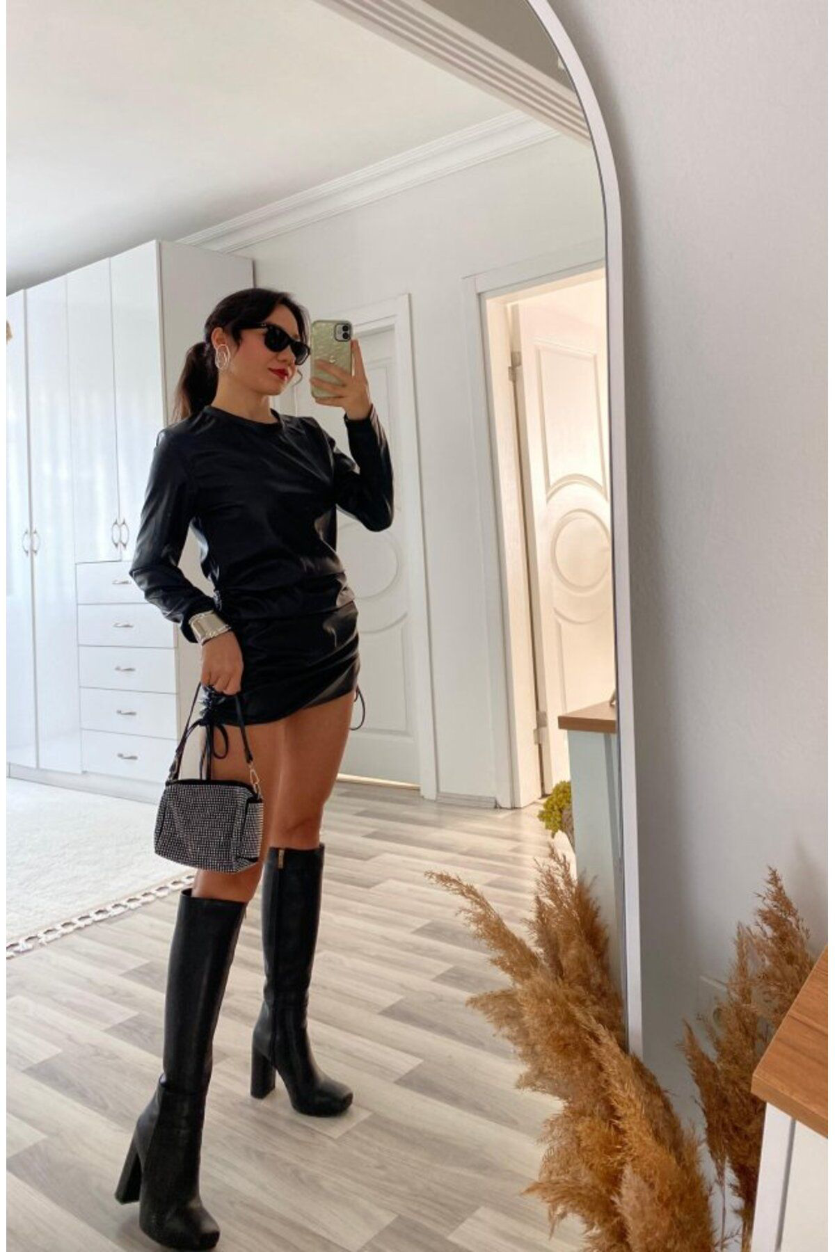 Kadın Uzun Kollu Bisiklet Yaka Yandan Büzgülü Kısa Deri Elbise