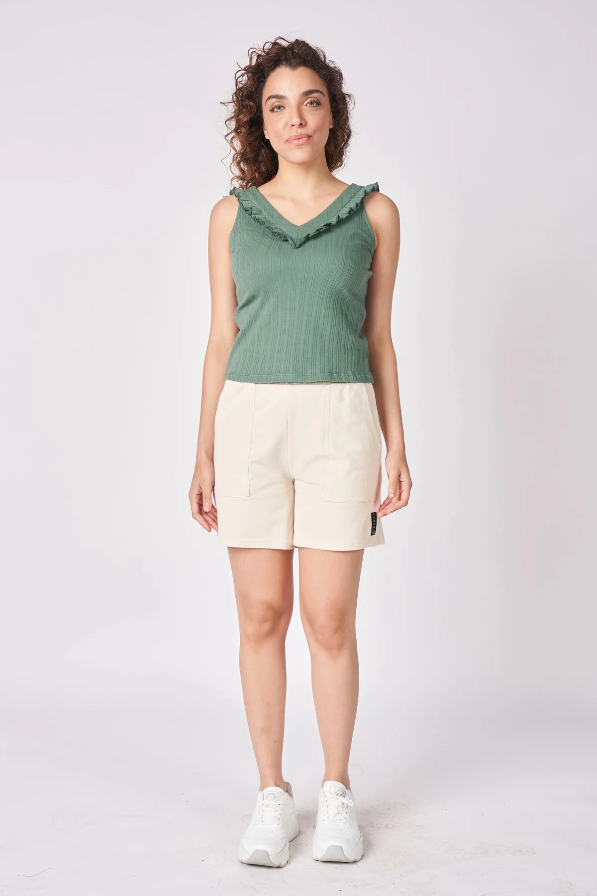 Kadın V Yaka Sıfır Kol Esnek Kumaştan Fırfırlı Bluz Mercan