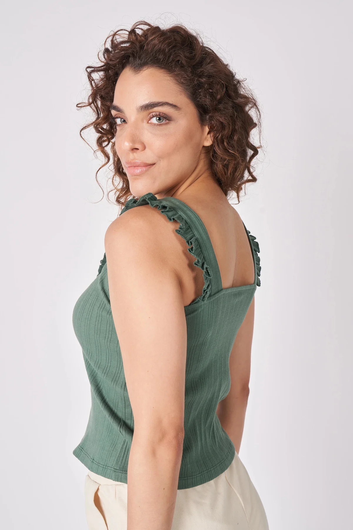 Kadın V Yaka Sıfır Kol Esnek Kumaştan Fırfırlı Bluz Mercan