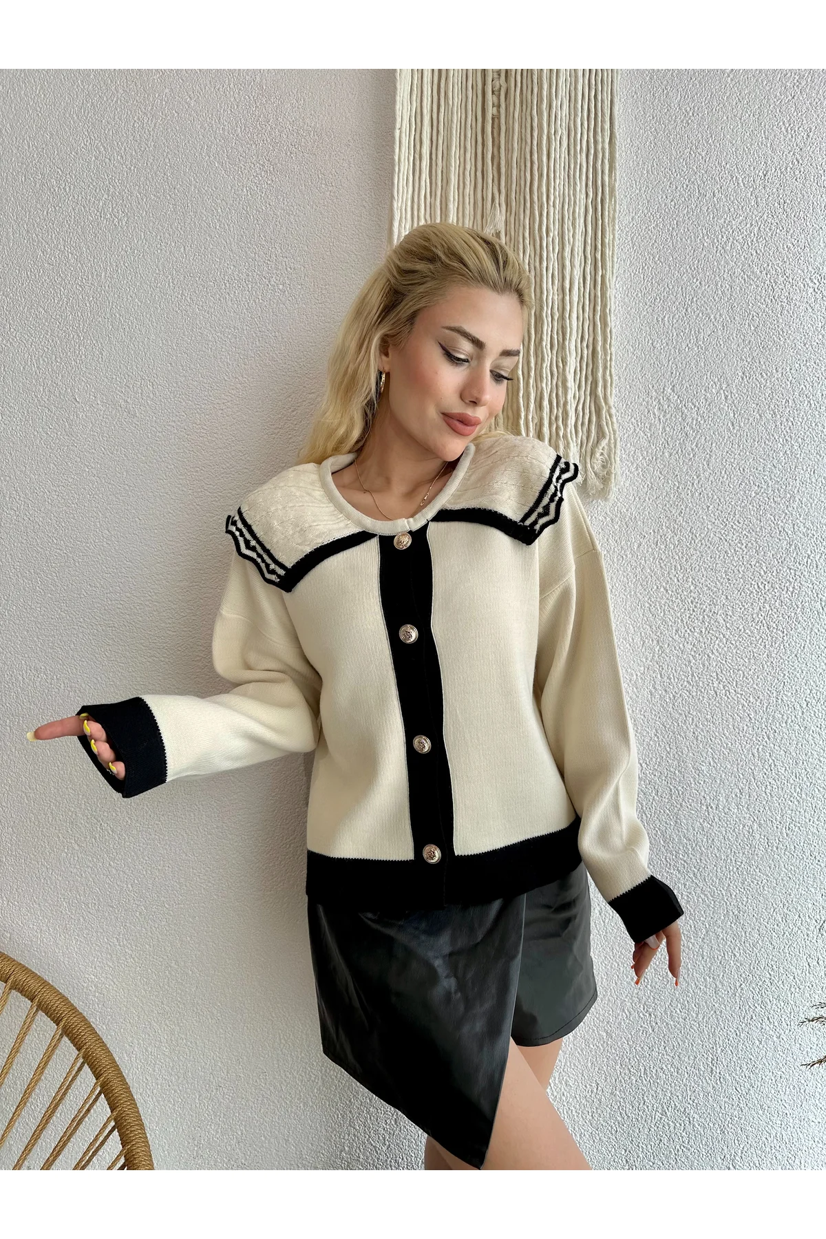 Kadın Yakası Fırfırlı Önü Düğmeli Ve Siyah Kenar Detaylı Trend Şık Triko Ceket-Hırka