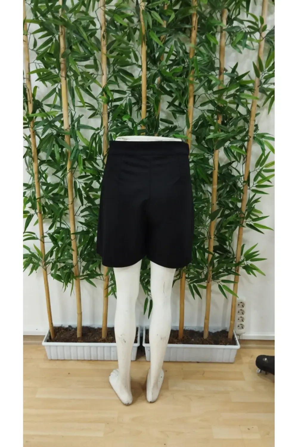 Kadın Yüksek Bel Düğmeli Asimetrik Kesim Cepli Kısa Ithal Krep şo