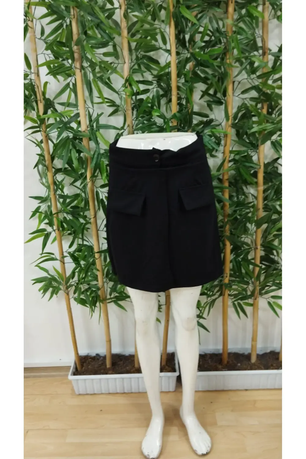 Kadın Yüksek Bel Düğmeli Asimetrik Kesim Cepli Kısa Ithal Krep şo