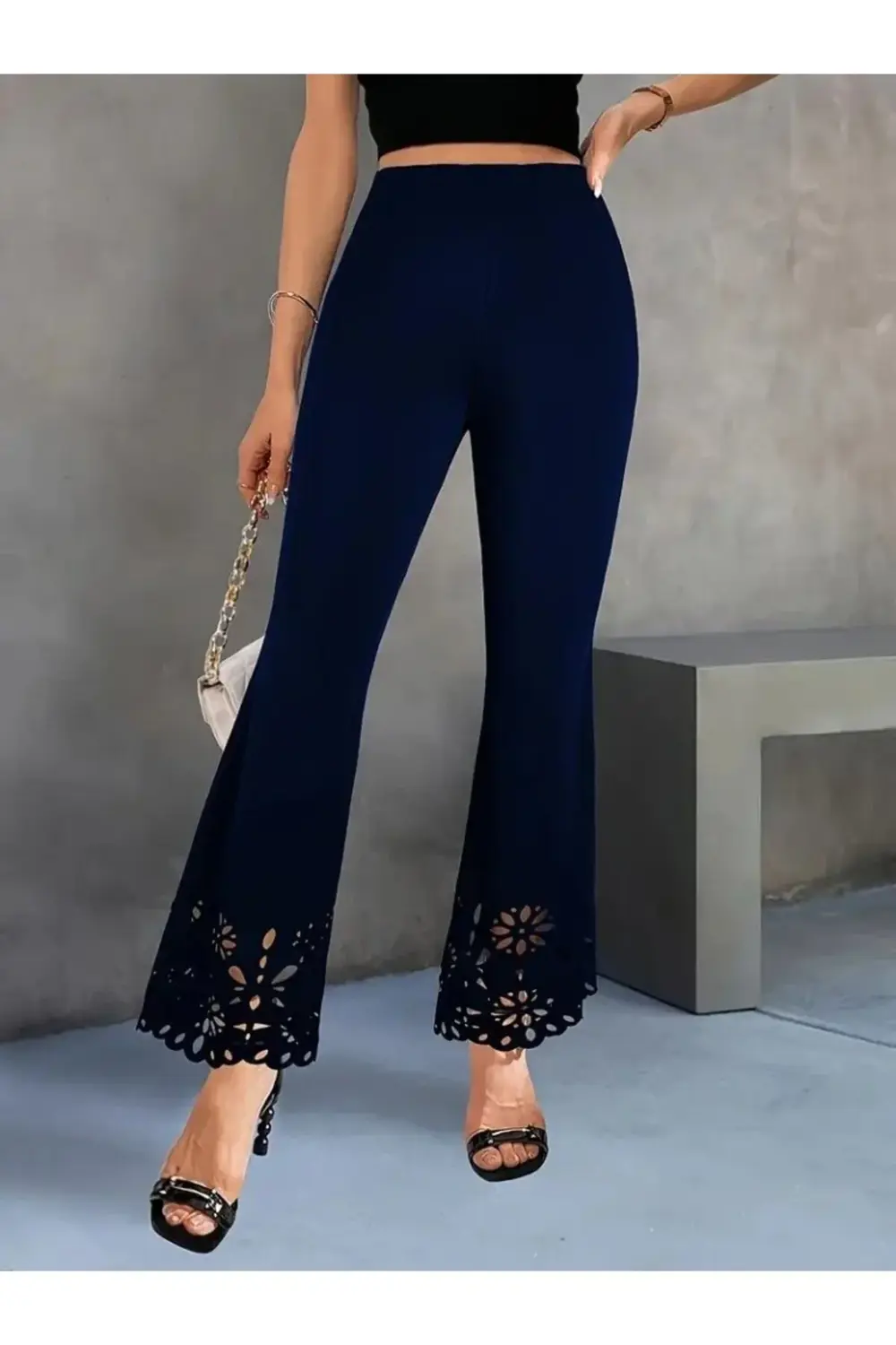 Kadın Yüksek Bel Paçaya Doğru Genişleyen Lazer çiçek Kesim Detayl