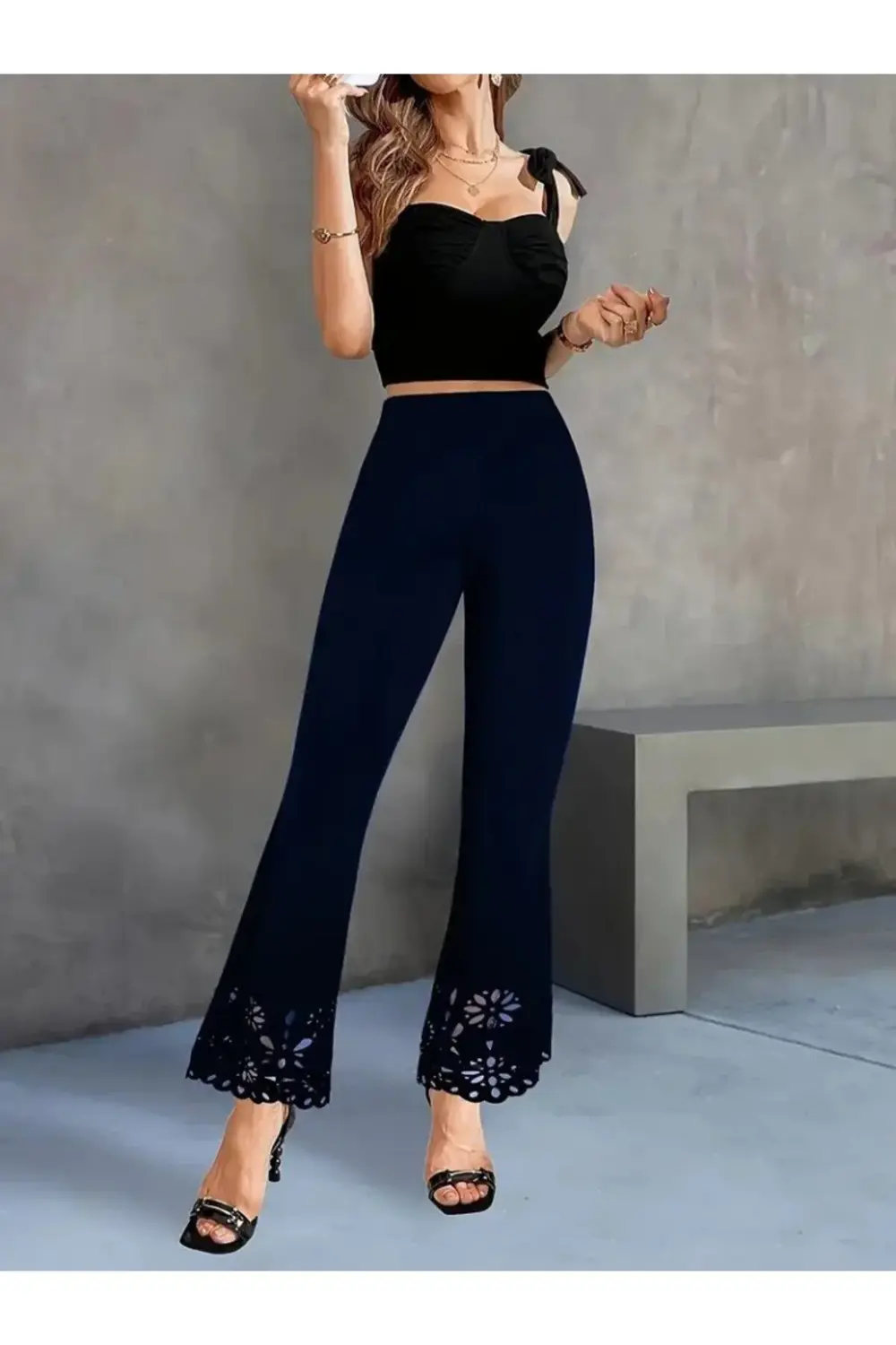 Kadın Yüksek Bel Paçaya Doğru Genişleyen Lazer çiçek Kesim Detayl