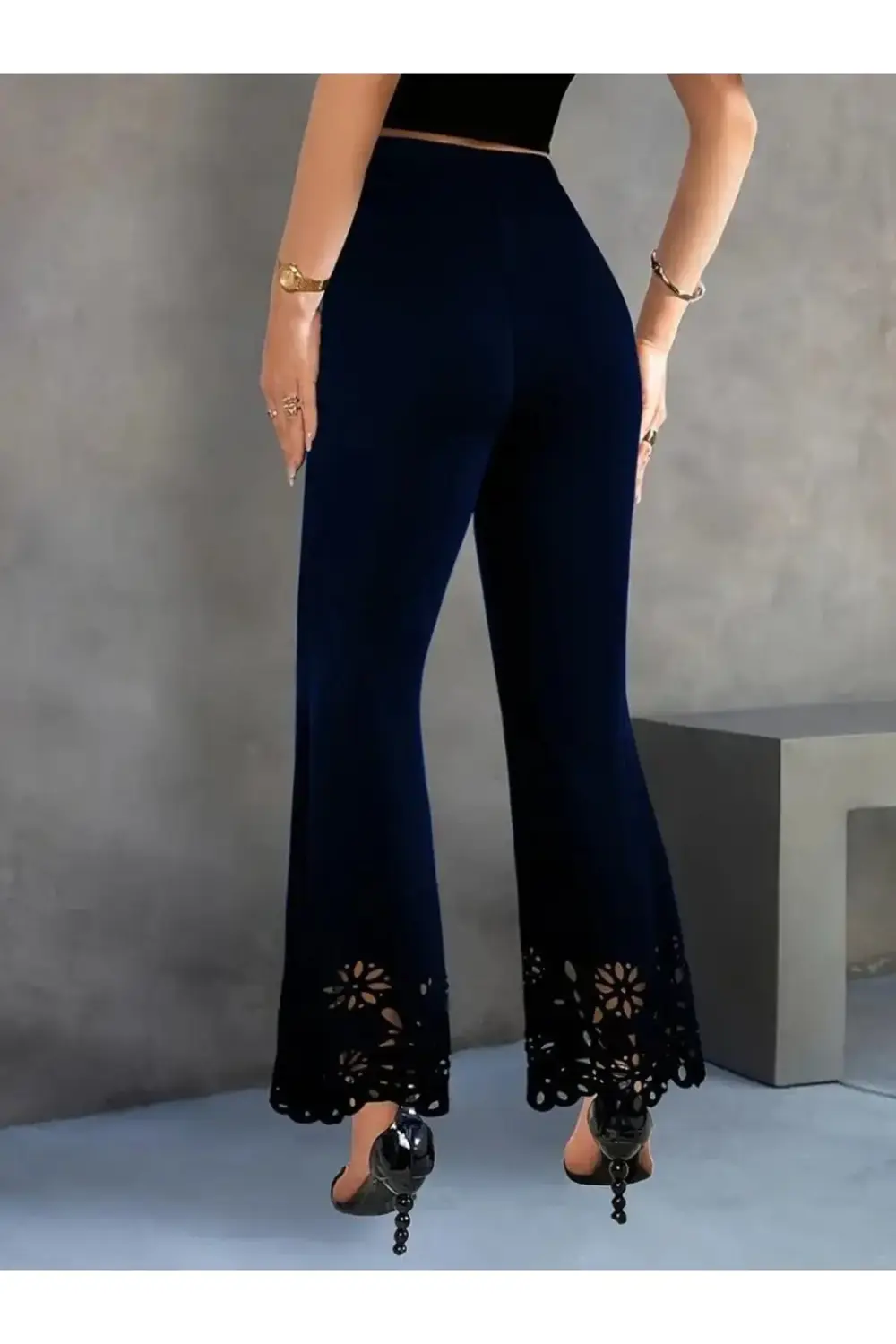 Kadın Yüksek Bel Paçaya Doğru Genişleyen Lazer çiçek Kesim Detayl