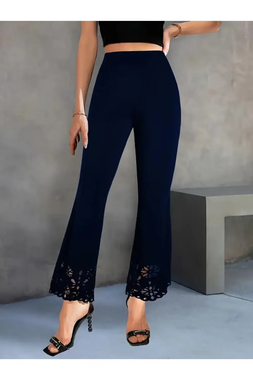 Kadın Yüksek Bel Paçaya Doğru Genişleyen Lazer çiçek Kesim Detayl