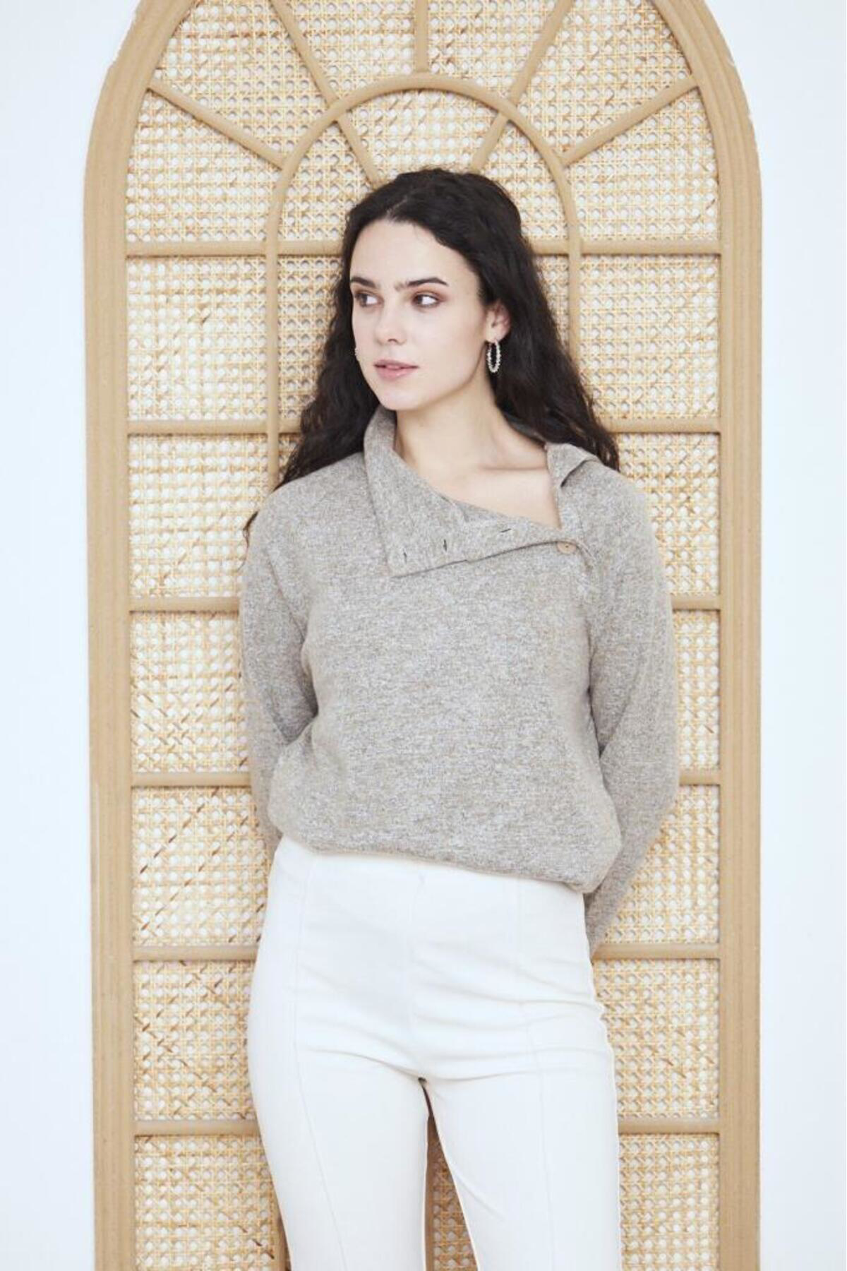 Pasaklı Giyim Kadın Yumoş Rahat Bej Balıkçı Yaka Uzun Kollu Düğmeli İnce Kışlık