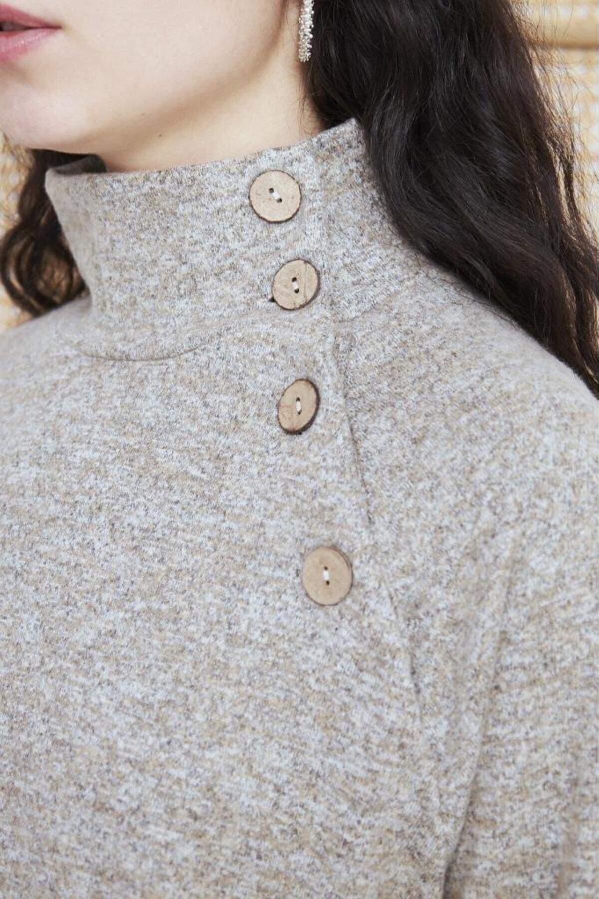 Pasaklı Giyim Kadın Yumoş Rahat Bej Balıkçı Yaka Uzun Kollu Düğmeli İnce Kışlık