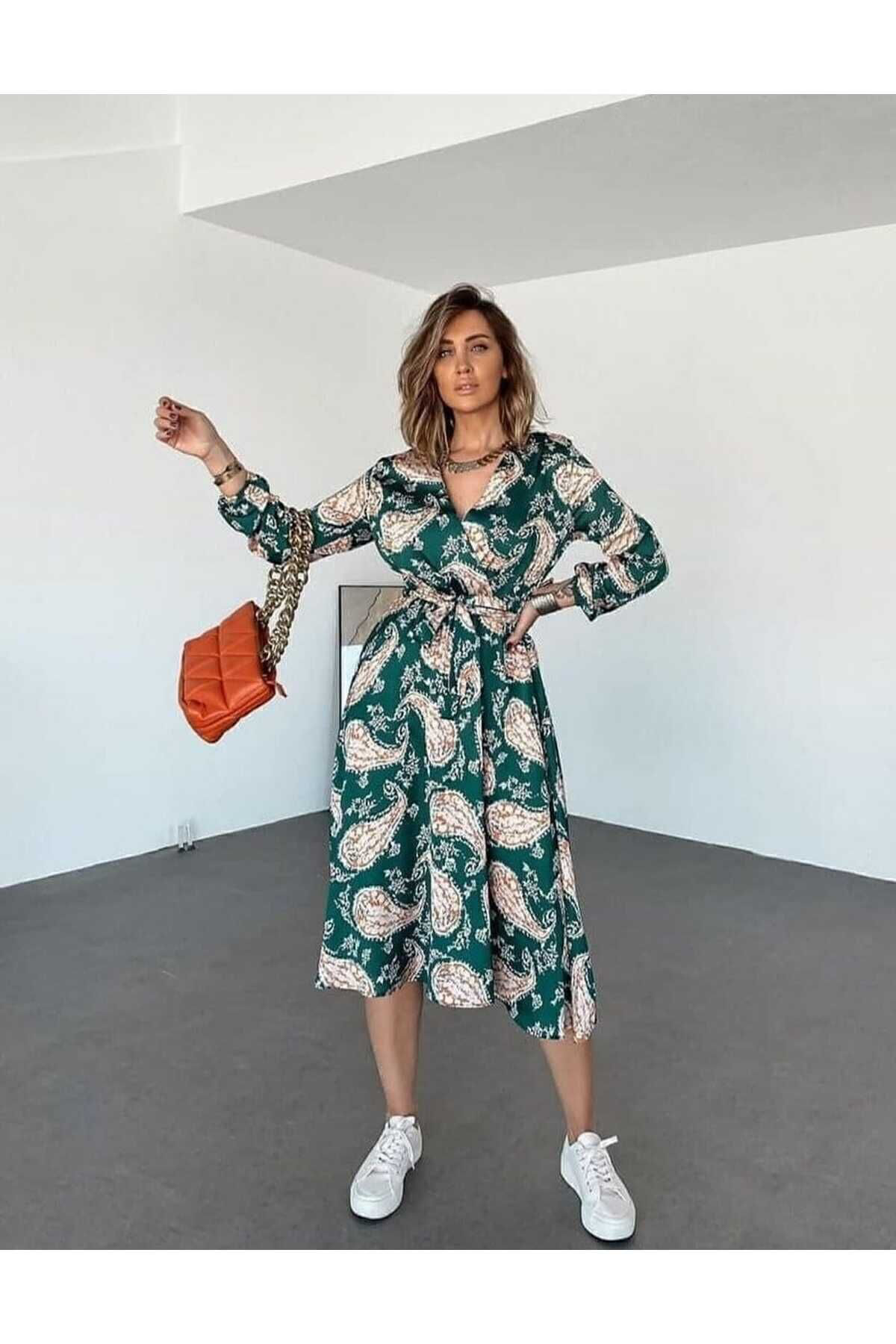 Yıldızistan Kadın Zümrütsaten Kruvaze Yaka Kemerli Kloş Uzun Kollu Elbise 323