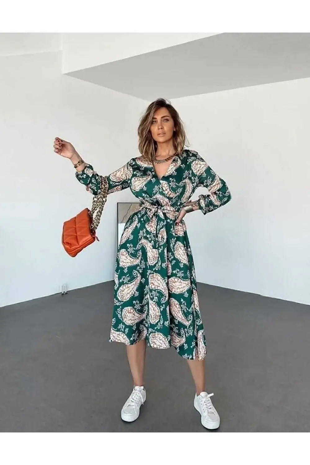 Kadın ZümrütSaten Kruvaze Yaka Kemerli Kloş Uzun Kollu Elbise 323