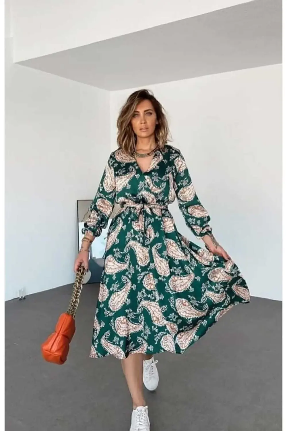 Kadın ZümrütSaten Kruvaze Yaka Kemerli Kloş Uzun Kollu Elbise 323