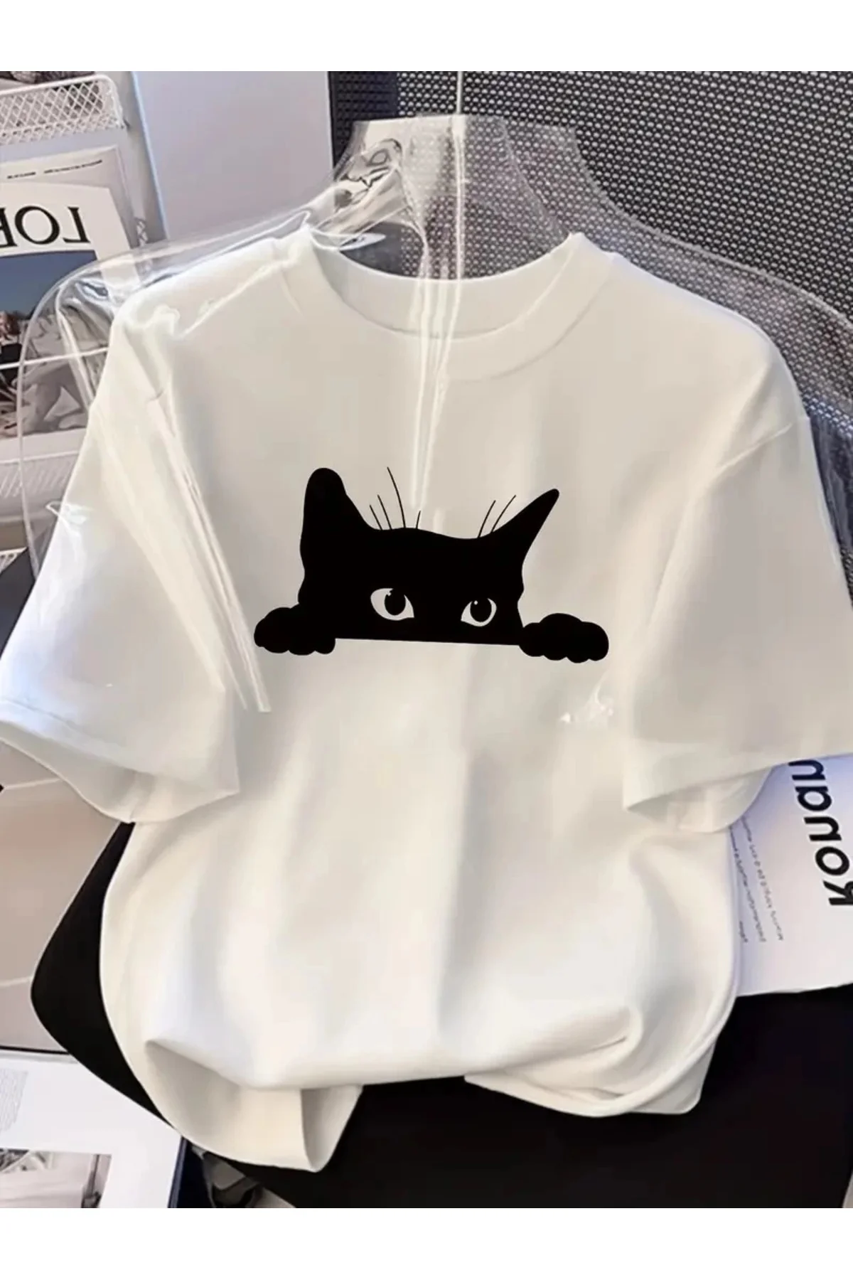 Kadınlar için Siyah Kedi Grafik Tişört - Oversize Kısa Kollu Üst Nefes Alabilir - Beyaz Kadınlar için Siyah Kedi Grafik Tişört - Oversize Kısa Kollu Üst Nefes Alabilir - Beyaz