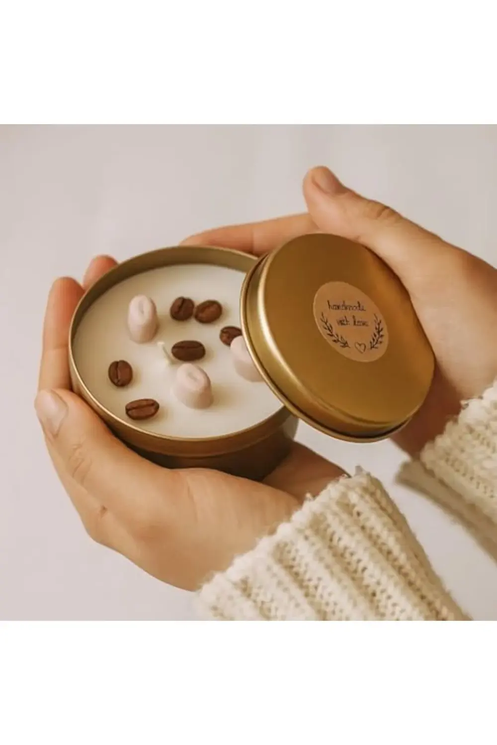 Kahve Kokulu Soya Mum – Çekirdek Detaylı Metal Kutuda – Çiftlerin