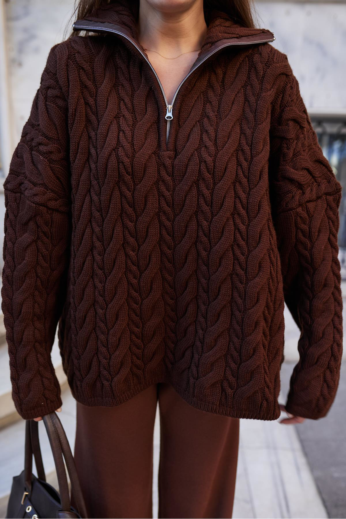 Askı Nişantaşı Kahve Saç Örgü Yakası Fermuarlı Triko