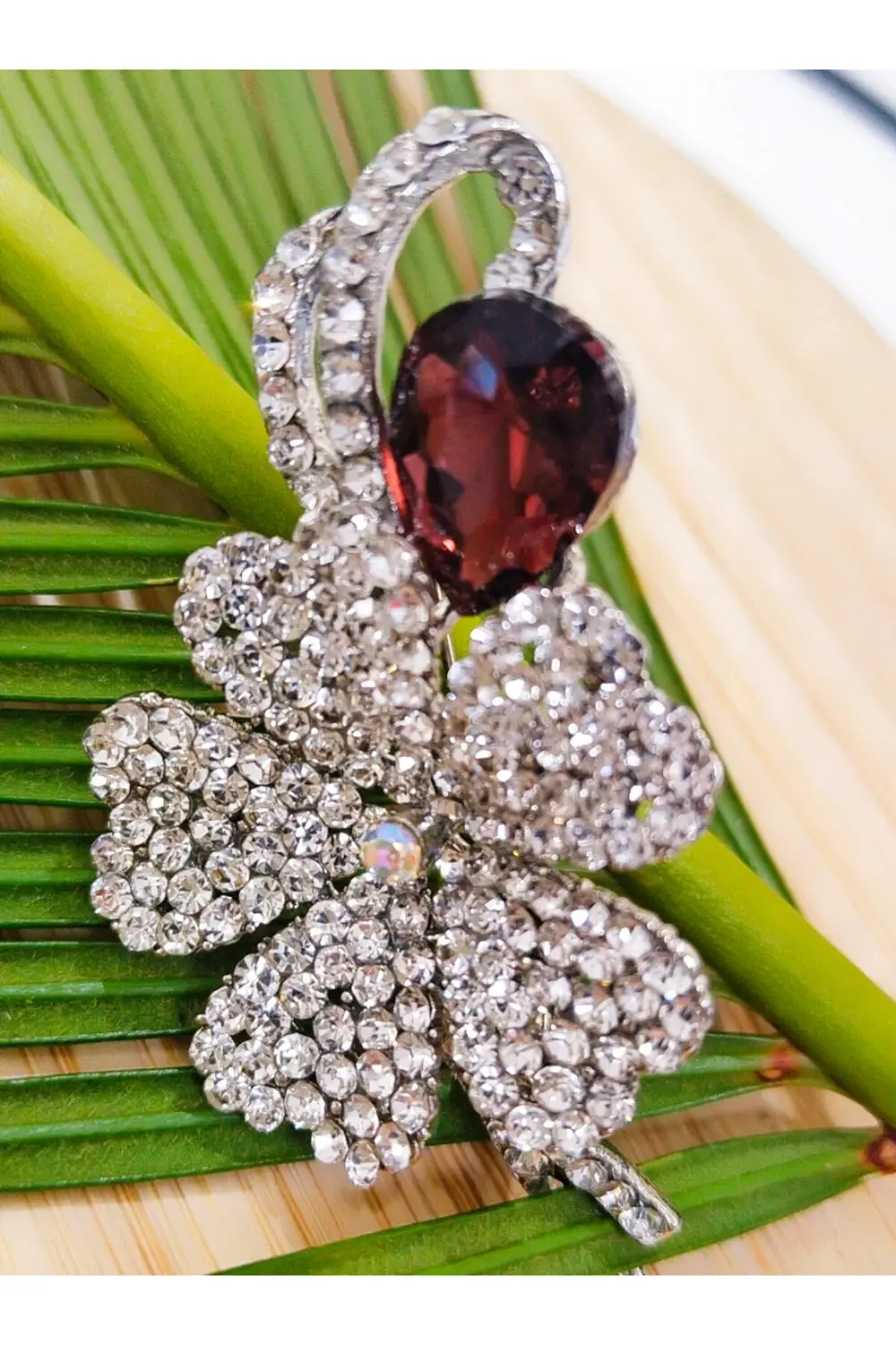 Kahverengi Taşlı Figürlü Broş