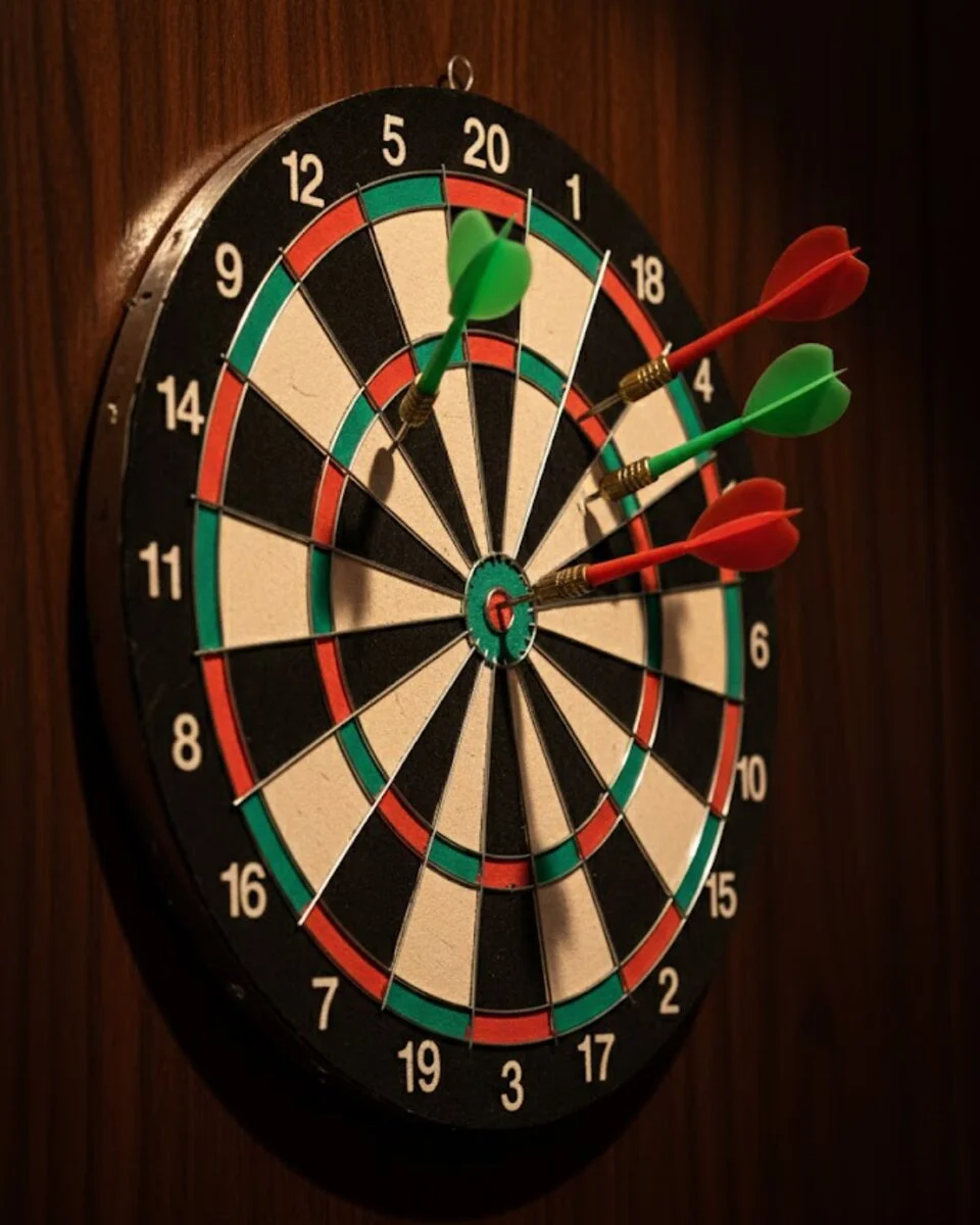Kaliteli Ahşap 15 İnç Dart Tahtası ve 4 Ok Seti - Ev İçin Kolay Montajlı Oyun Eşyası