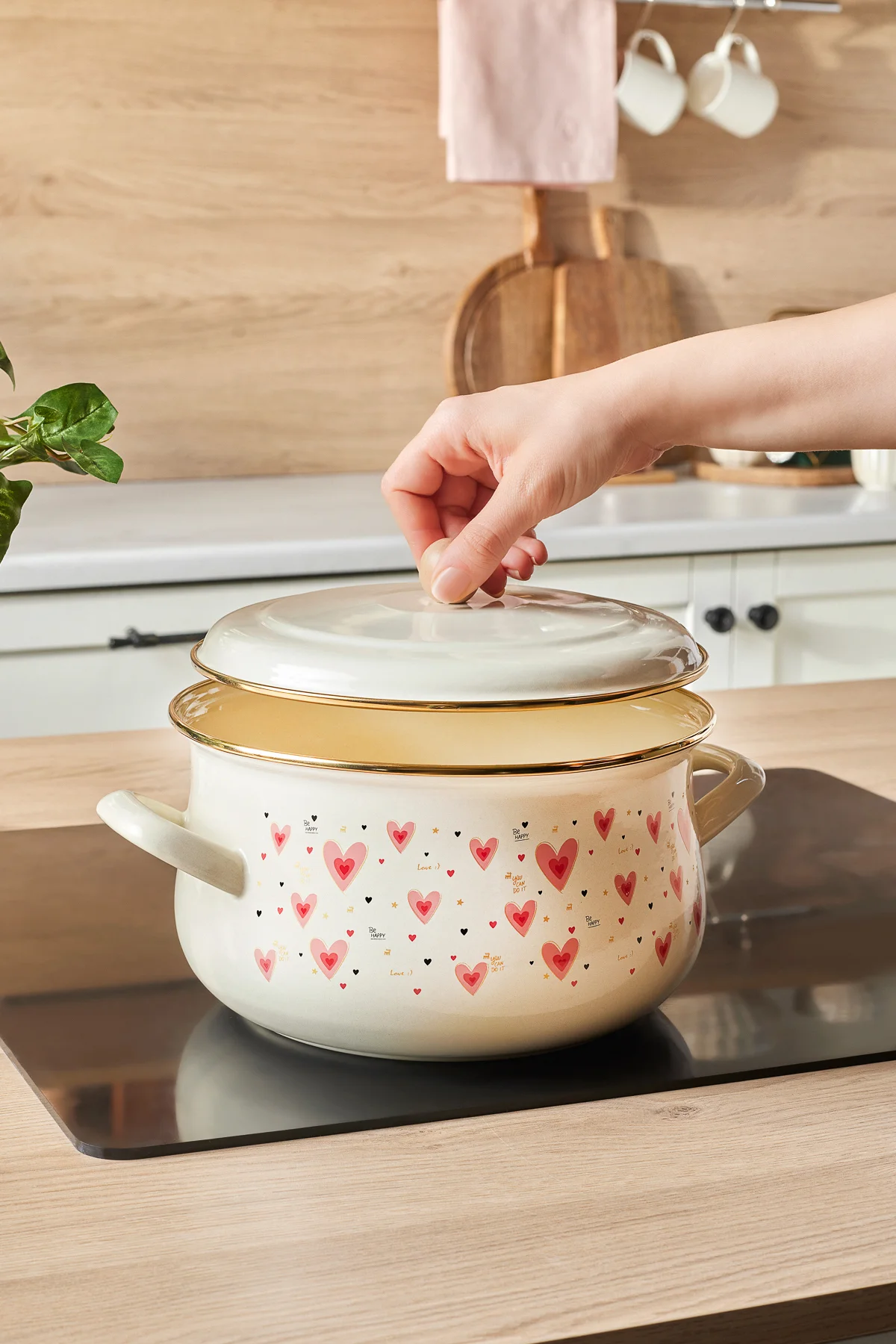 Kalp Detaylı Pink Love Emaye Tencere 22 cm - 4,80 Litre