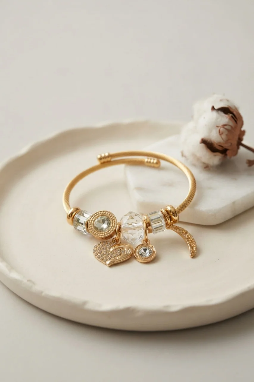 Kalp Model Gold Renk Beyaz Charmlı Bileklik - Lisinya Diğer