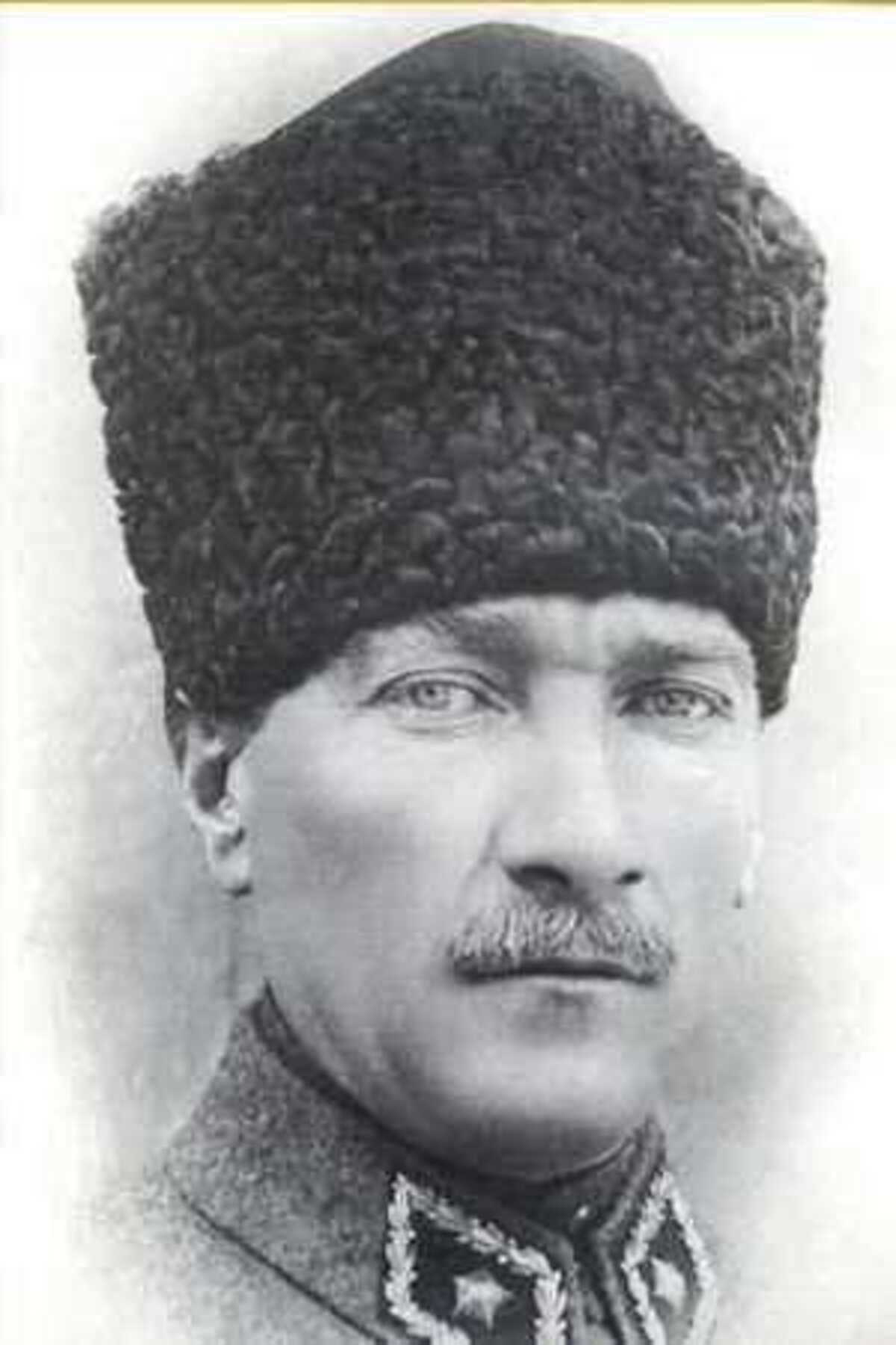 Kalpaklı Gazi Mustafa Kemal Atatürk - Siyah Beyaz Portre Poster C