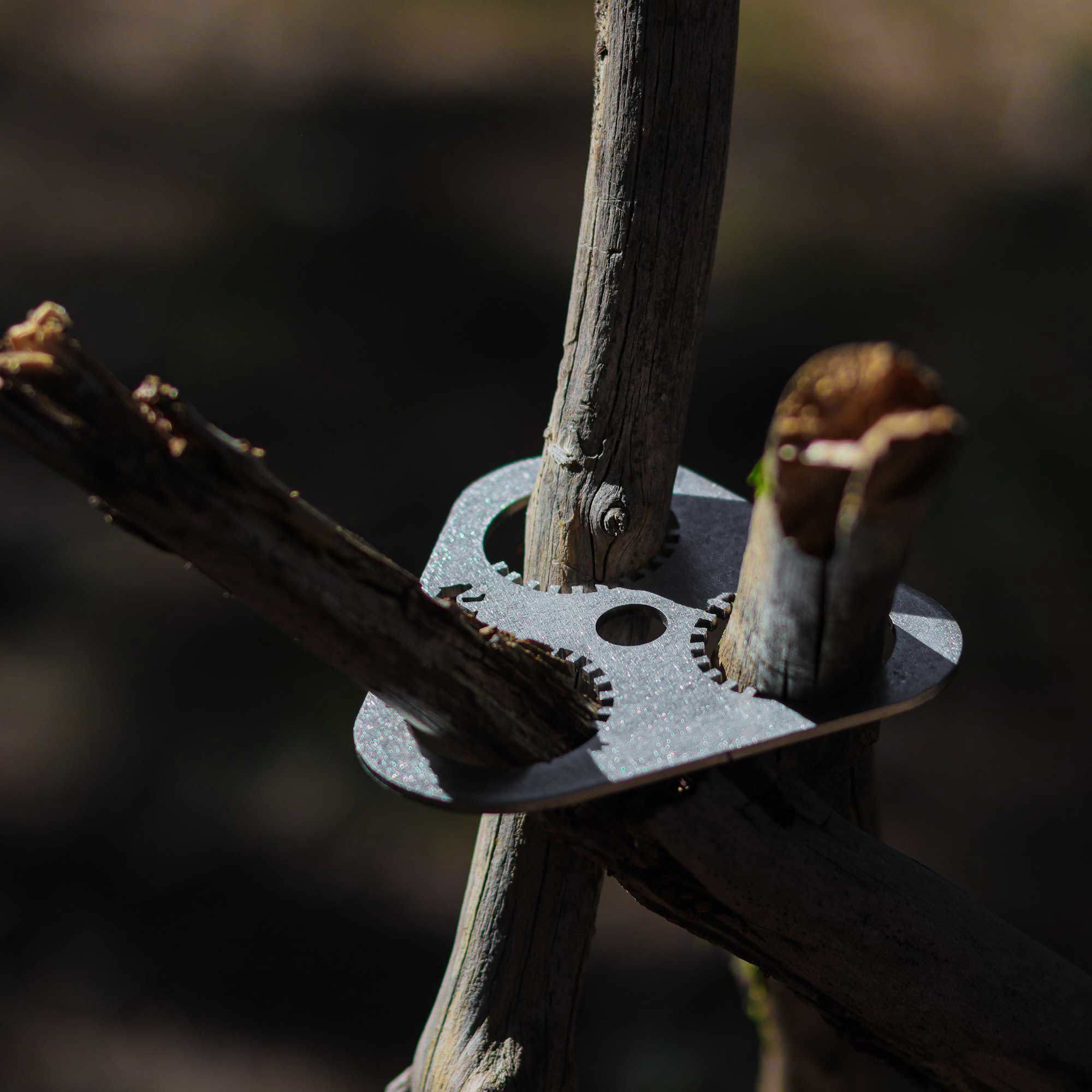 Kamp Ayisi ® Woodplus™ Ayarlanabilir Karabinali Zincirli Üç Ayak A Kamp Ayisi ® Woodplus™ Ayarlanabilir Karabinali Zincirli Üç Ayak A