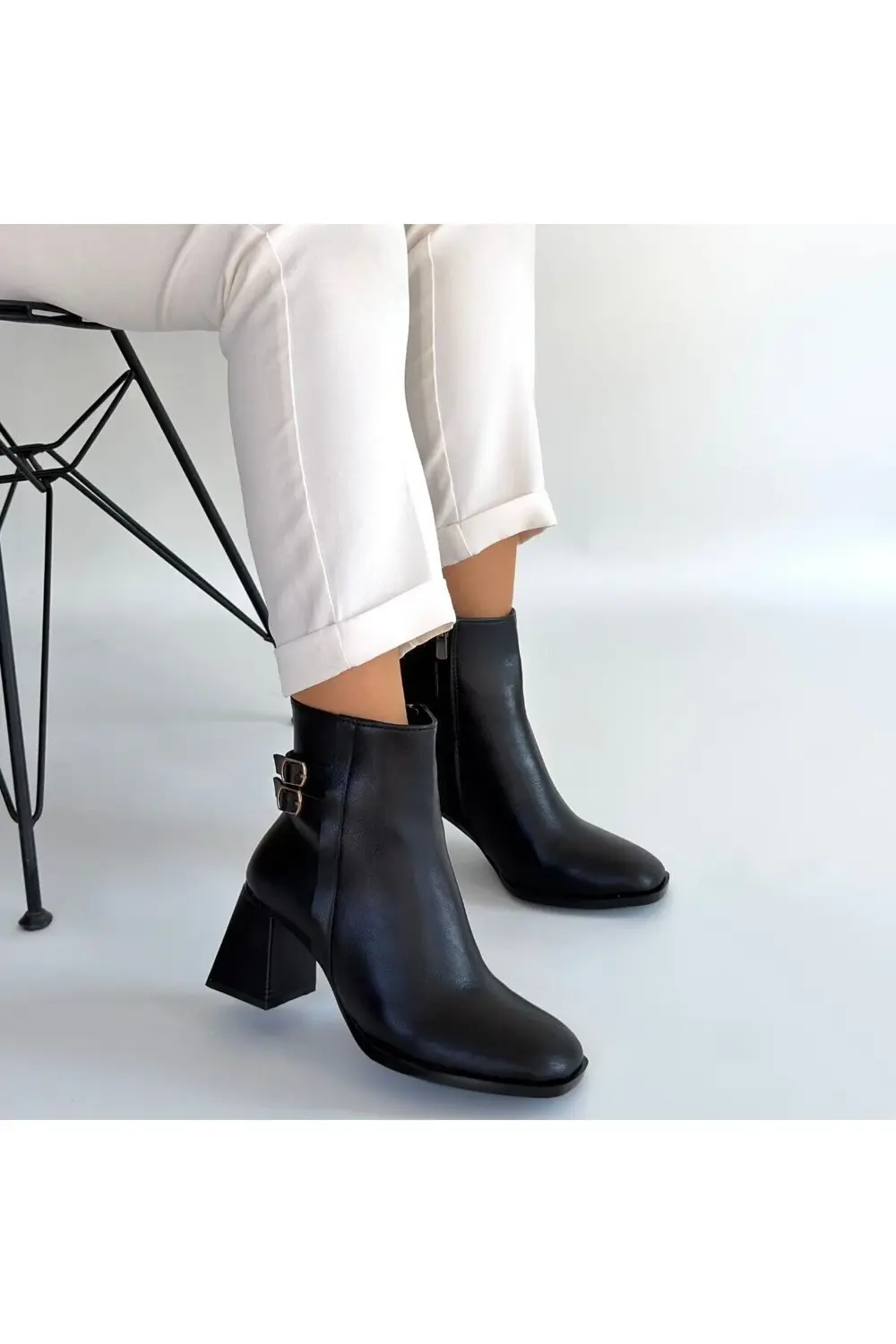 Kanda Siyah Cilt Topuklu Bot