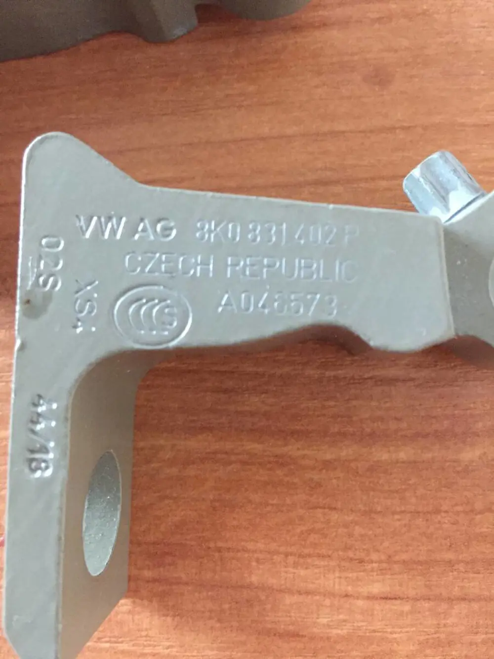 Kapı Menteşesi (VW Orjinal)(8K0831402P)(SEAT Mii Toledo SKODA Fab