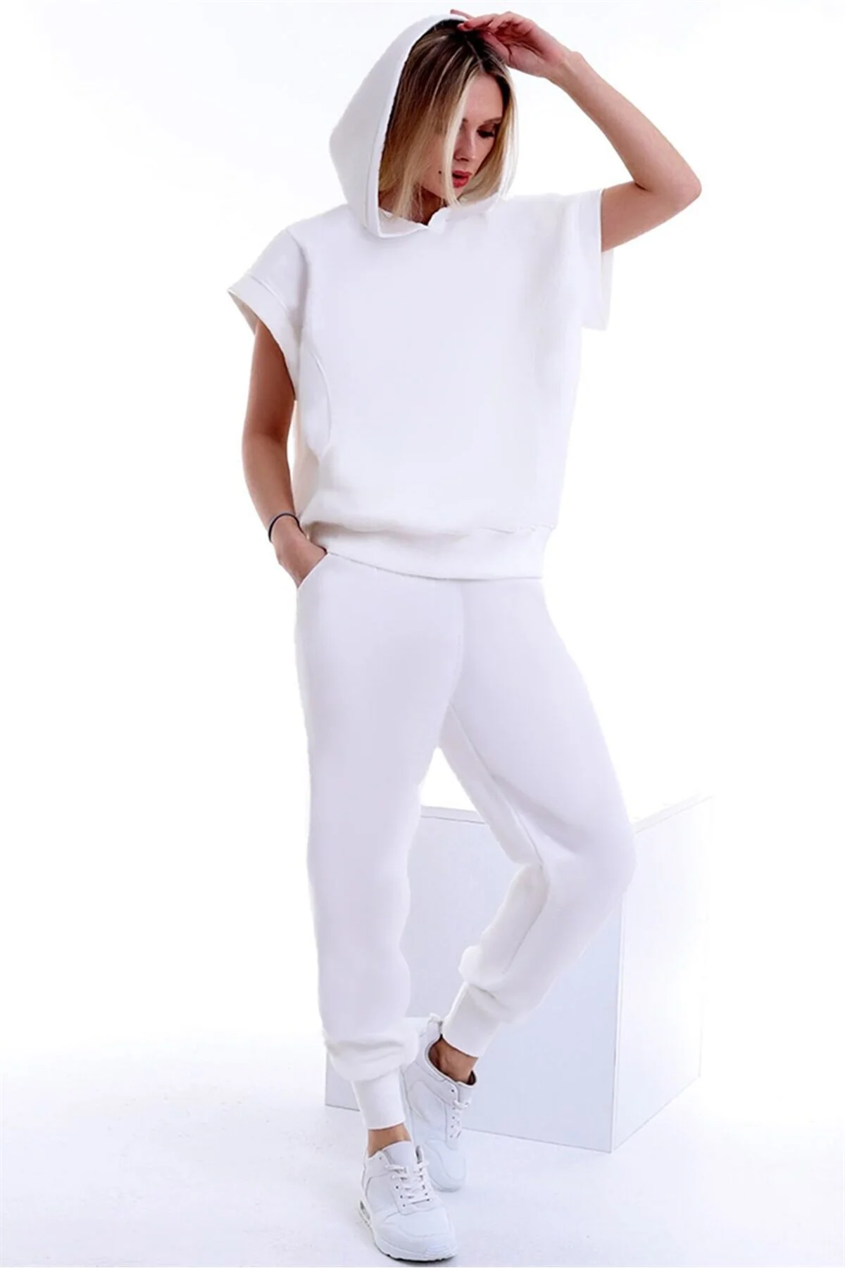 Kapüşonlu Cepli Kısa Kol Sweat Cepli Bel Büzgülü Pantolon Takım Kapüşonlu Cepli Kısa Kol Sweat Cepli Bel Büzgülü Pantolon Takım
