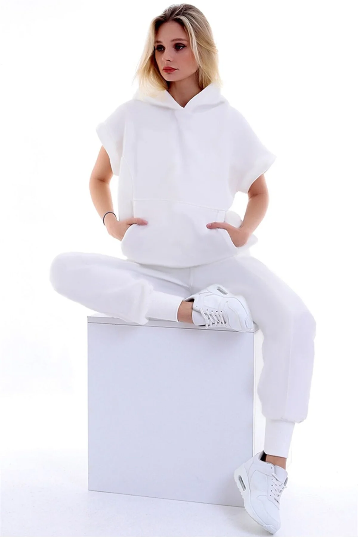 Kapüşonlu Cepli Kısa Kol Sweat Cepli Bel Büzgülü Pantolon Takım Kapüşonlu Cepli Kısa Kol Sweat Cepli Bel Büzgülü Pantolon Takım