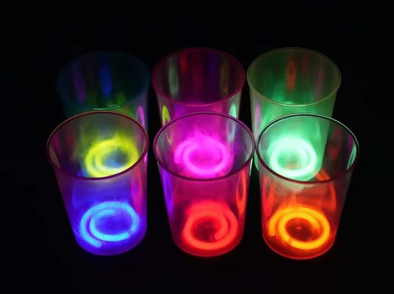 Karanlıkta Yanan Gece Işığı Mega Glow Bardaklar 8 Adet 8.5 x 10.5 Karanlıkta Yanan Gece Işığı Mega Glow Bardaklar 8 Adet 8.5 x 10.5