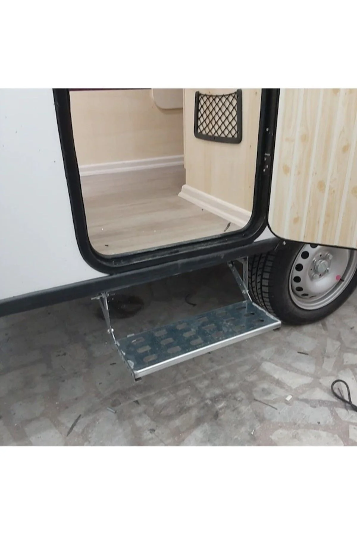 Karavan Çıkış Basamak Aç-Kapa Özellikli Karavan Çıkış Basamak Aç-Kapa Özellikli