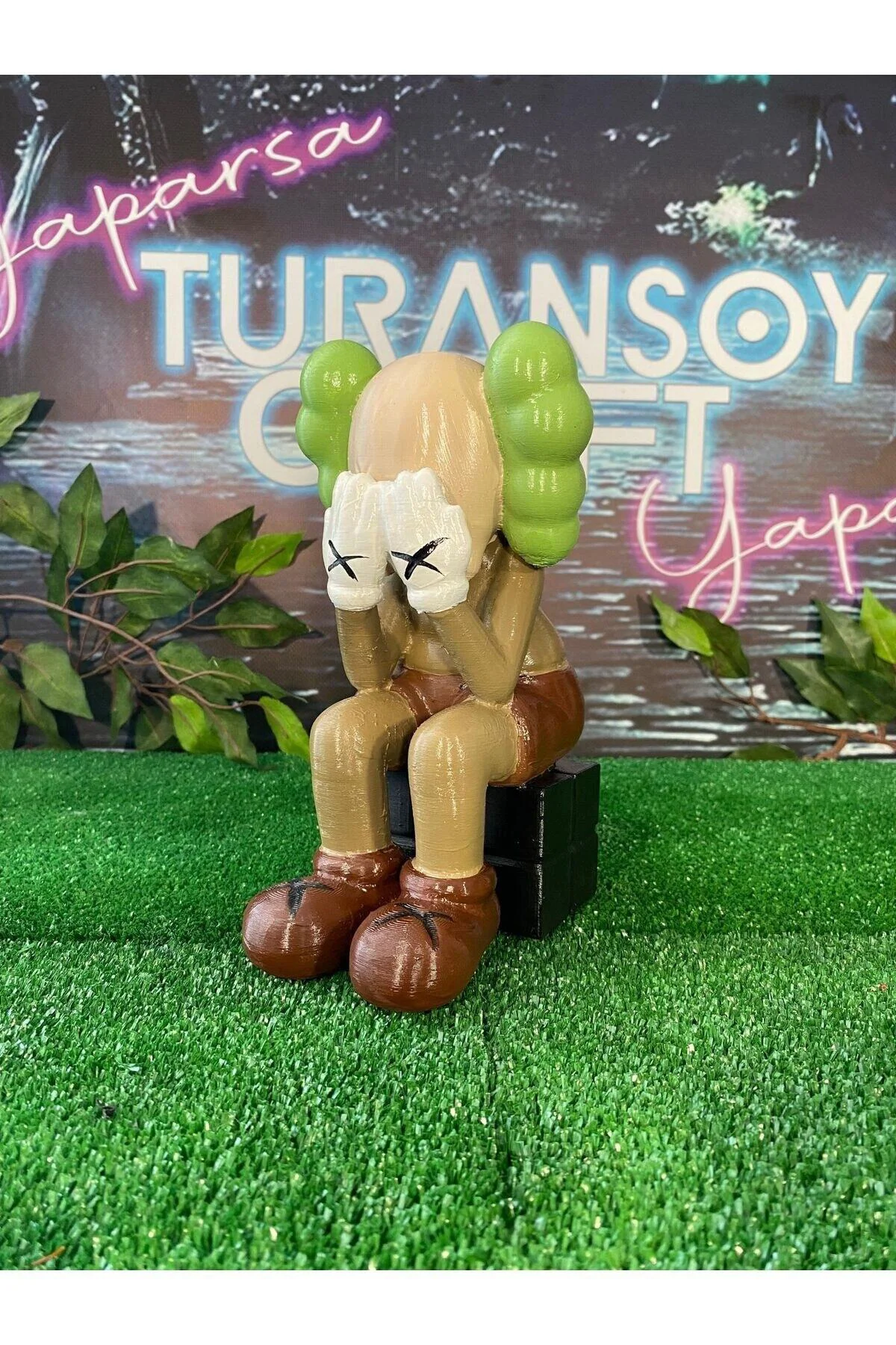 Kaws Crying On Seat Boyalı Figür 20 CM BOY