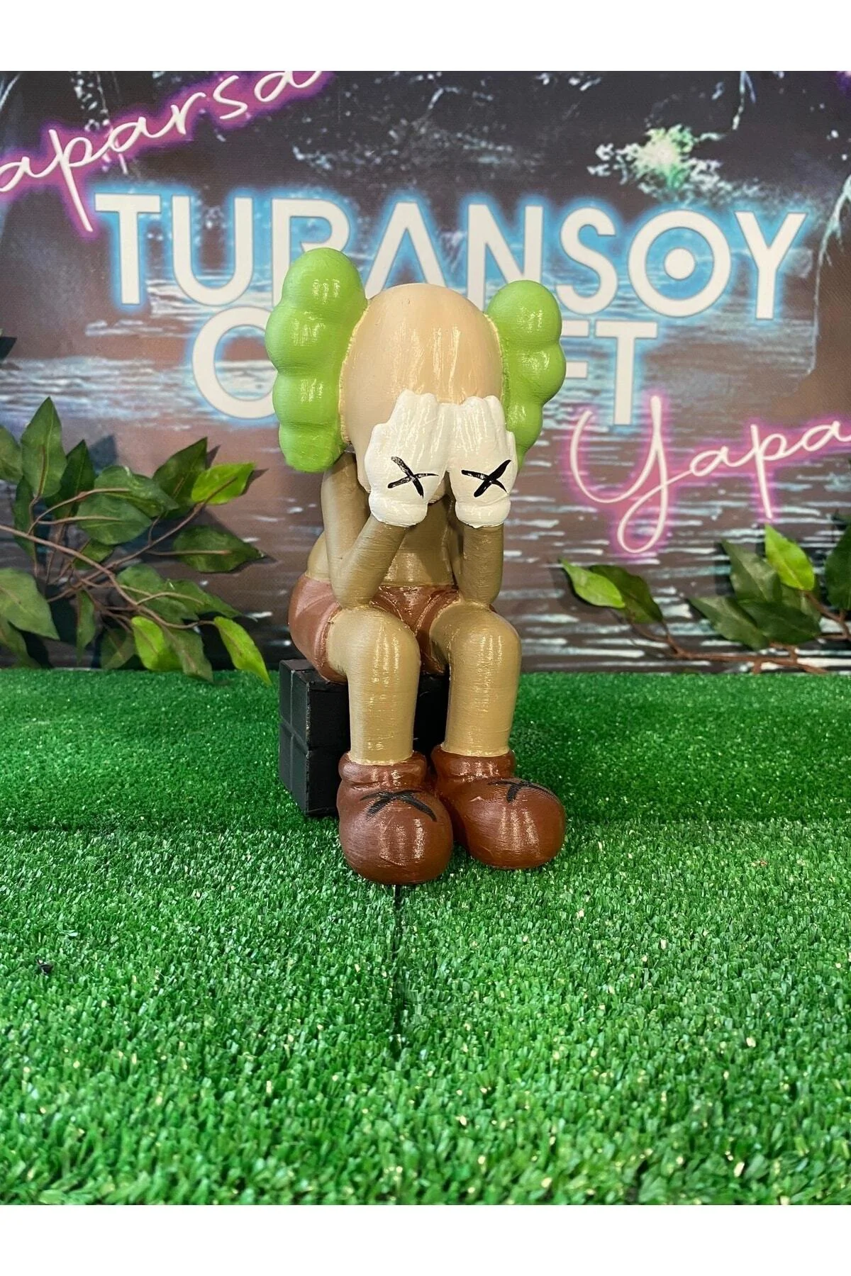 Kaws Crying On Seat Boyalı Figür 20 CM BOY