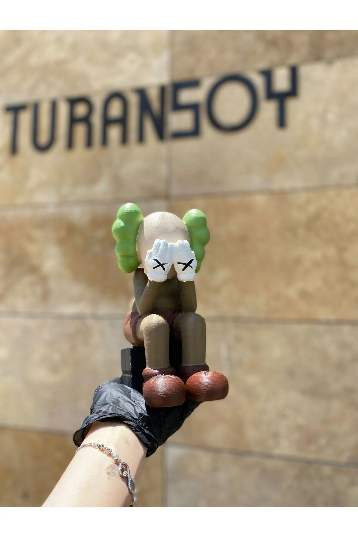 Kaws Crying On Seat Boyalı Figür 20 CM BOY