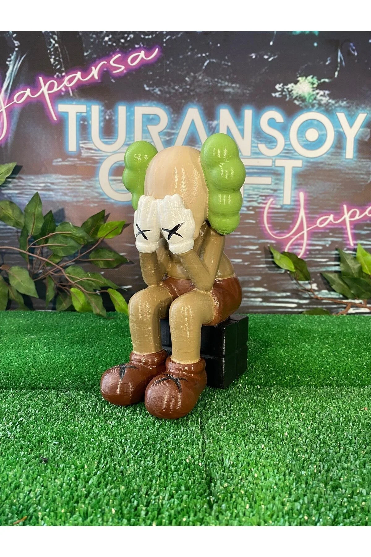 Kaws Crying On Seat Boyalı Figür 20 CM BOY