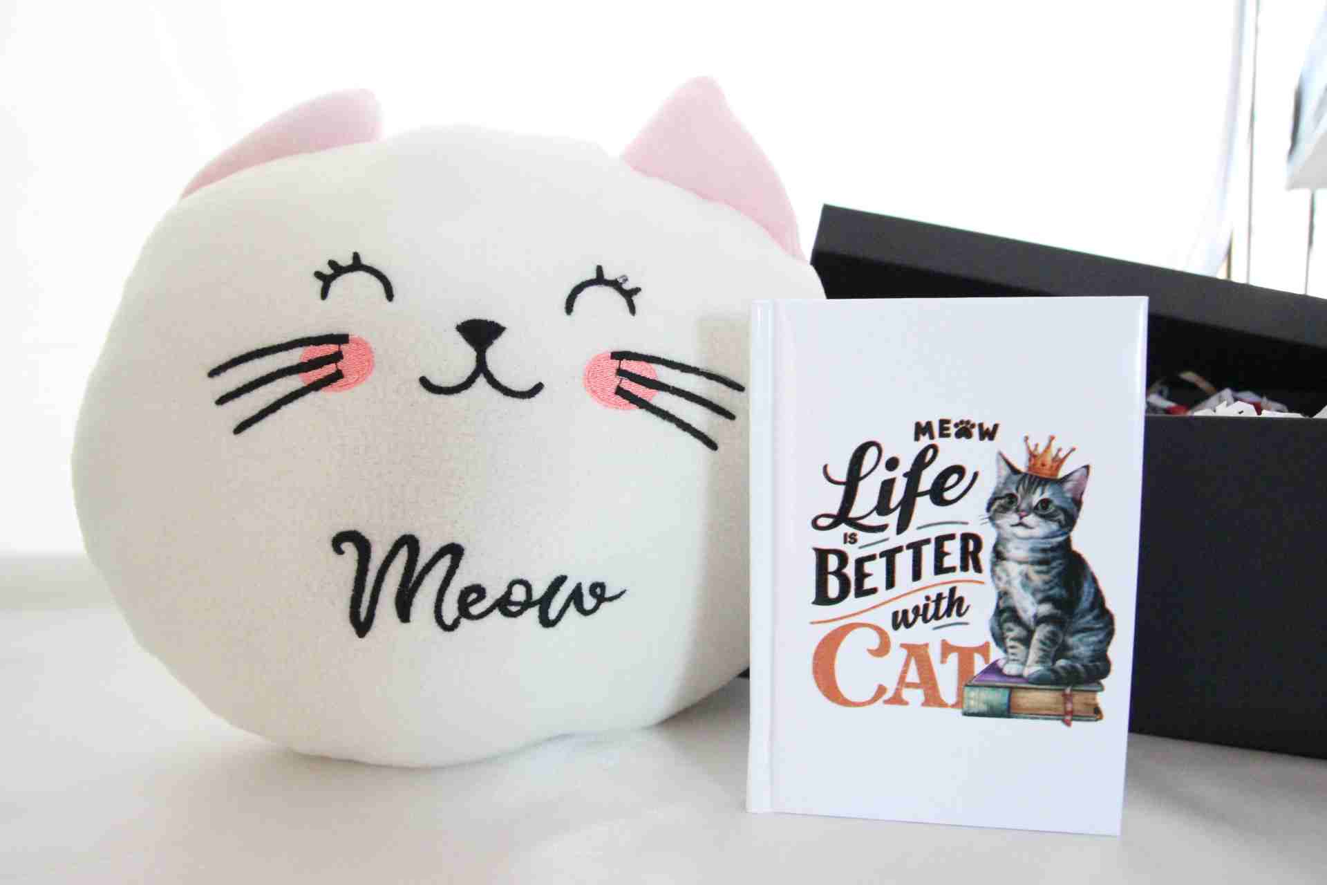 Kedi Tasarımlı Hediye Seti Yastık ve Defter Hediye Kutusu