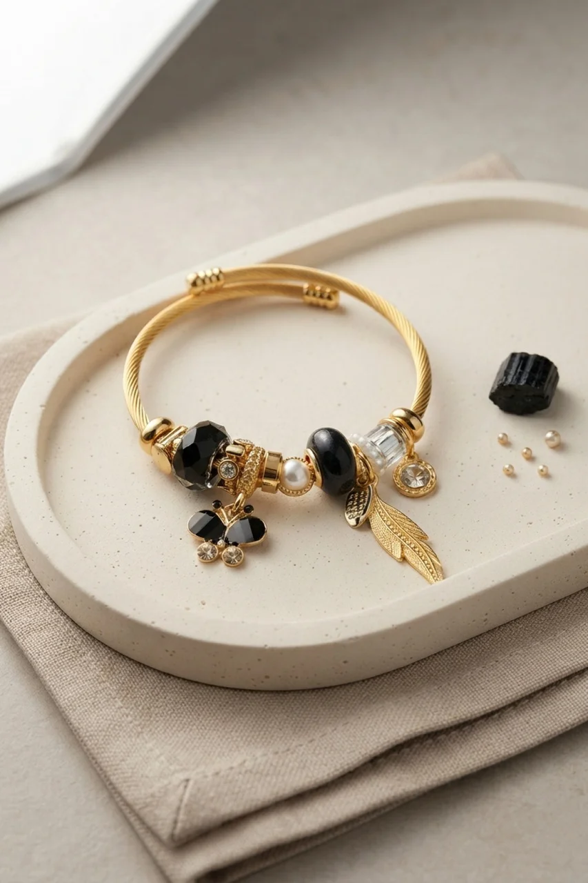 Kelebek Model Gold Renk Siyah Charmlı Bileklik - Lisinya Diğer