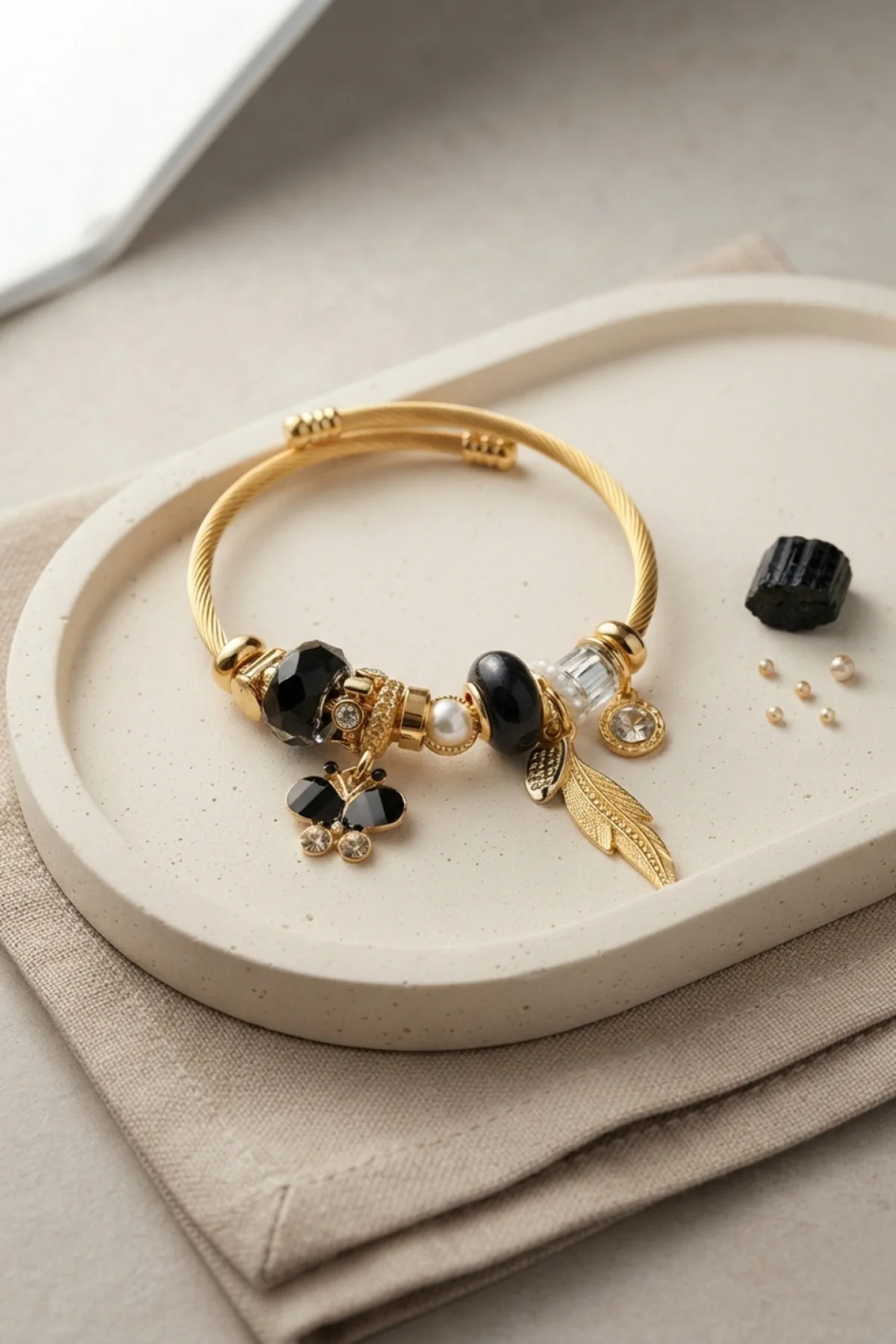 Kelebek Model Gold Renk Siyah Charmlı Bileklik Kelebek Model Gold Renk Siyah Charmlı Bileklik