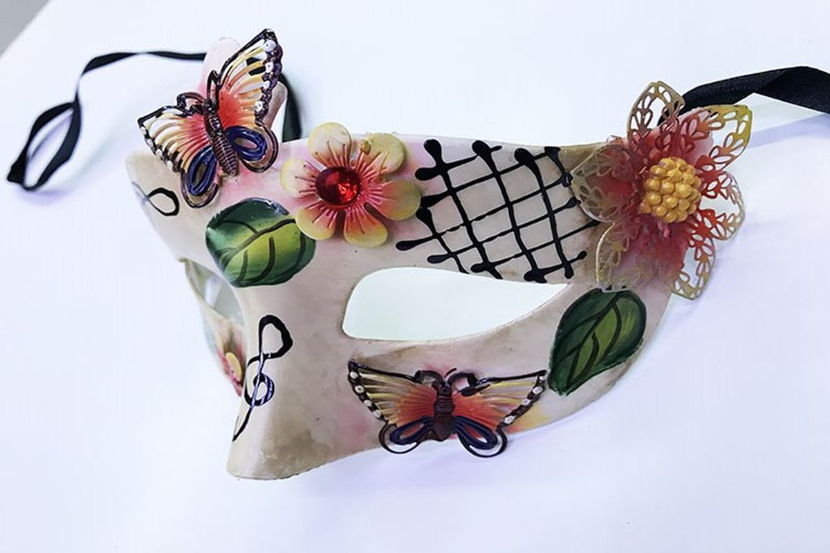 Kelebek ve Çiçek İşlemeli Venedik Maskesi Kırmızı Renk 10x18 cm T