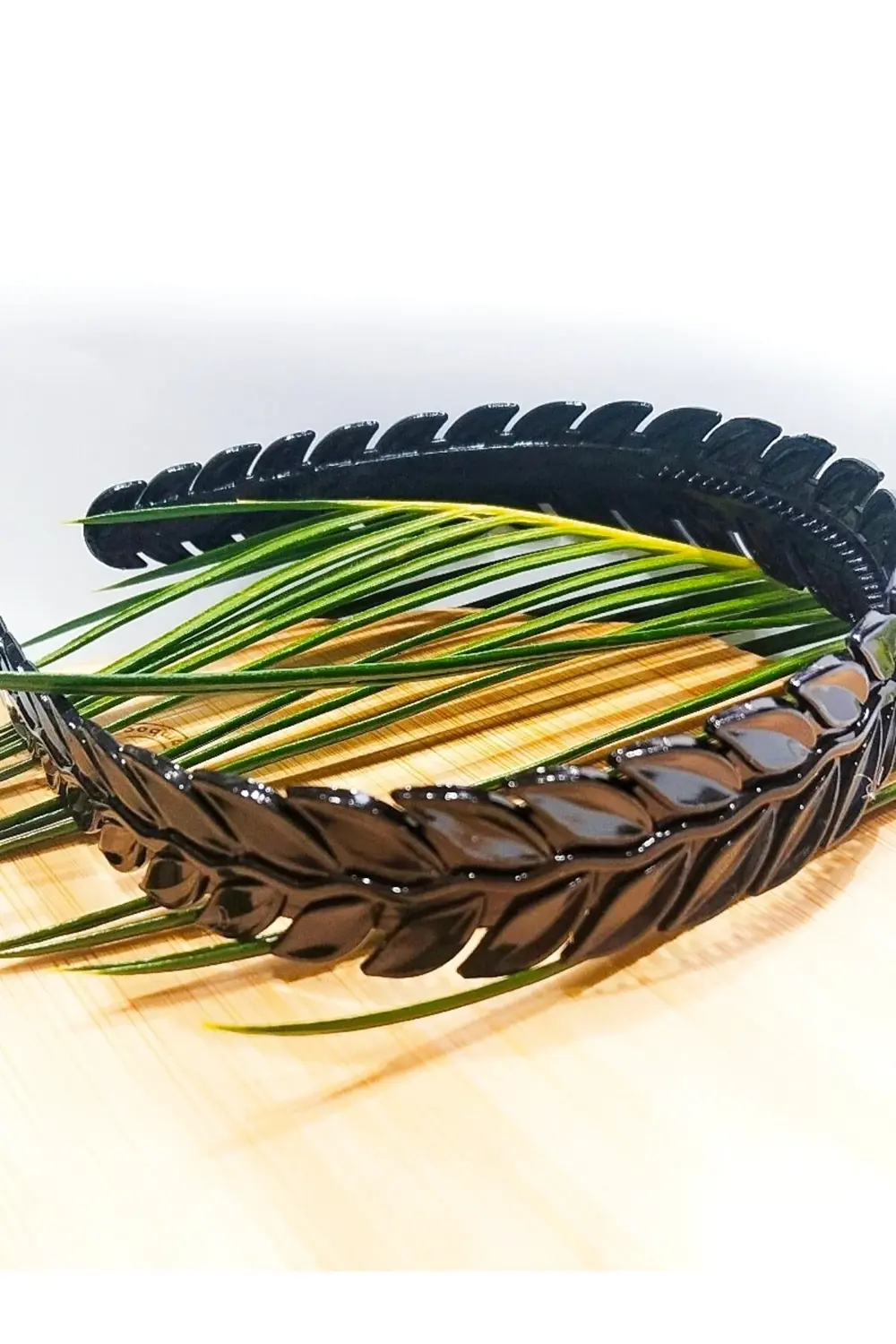 Kemik Siyah Şık Plastik Taç