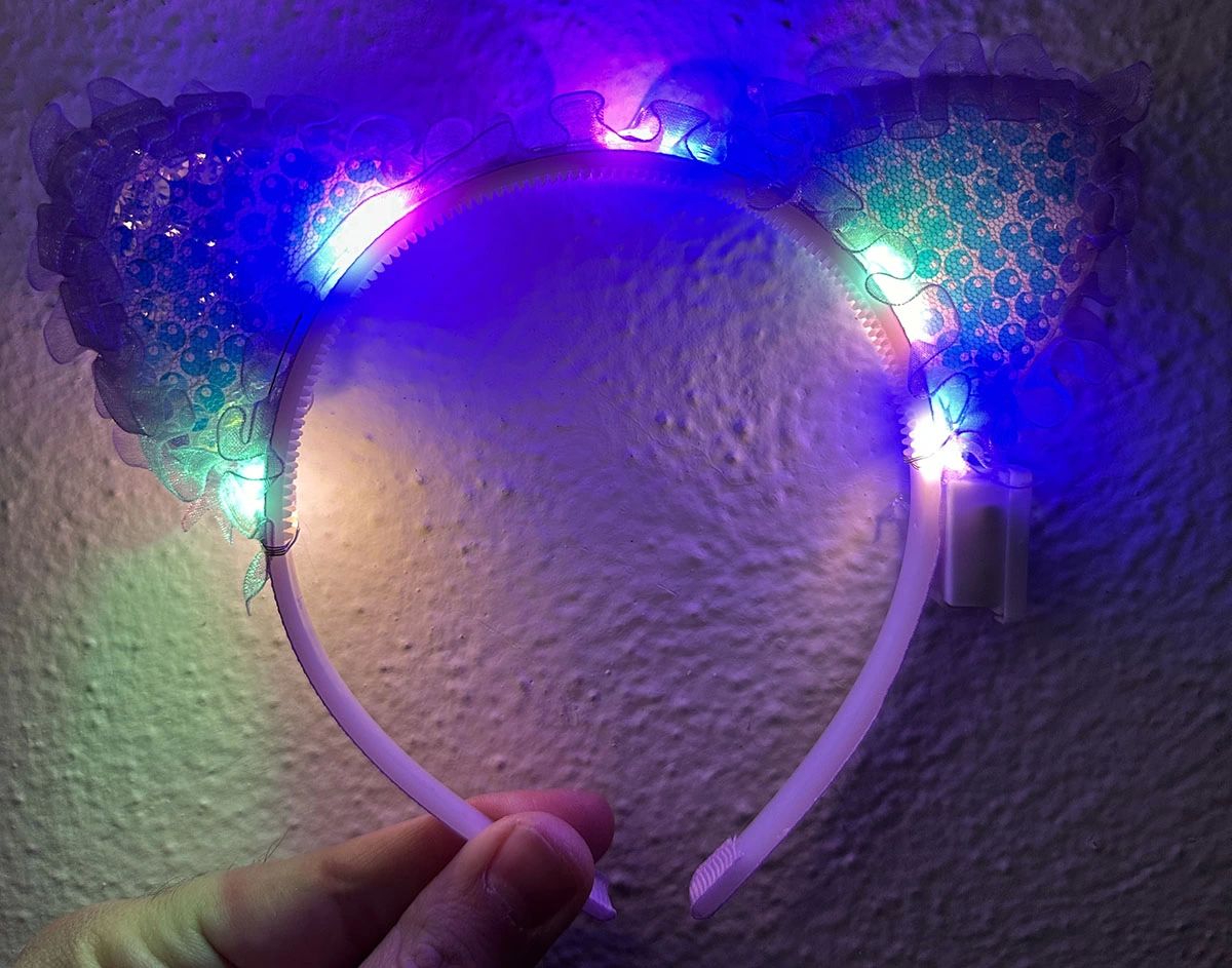 Kenarları Dantelli Mor Pullu Payetli Led Işıklı Kedi Kulak Taç 17 Kenarları Dantelli Mor Pullu Payetli Led Işıklı Kedi Kulak Taç 17