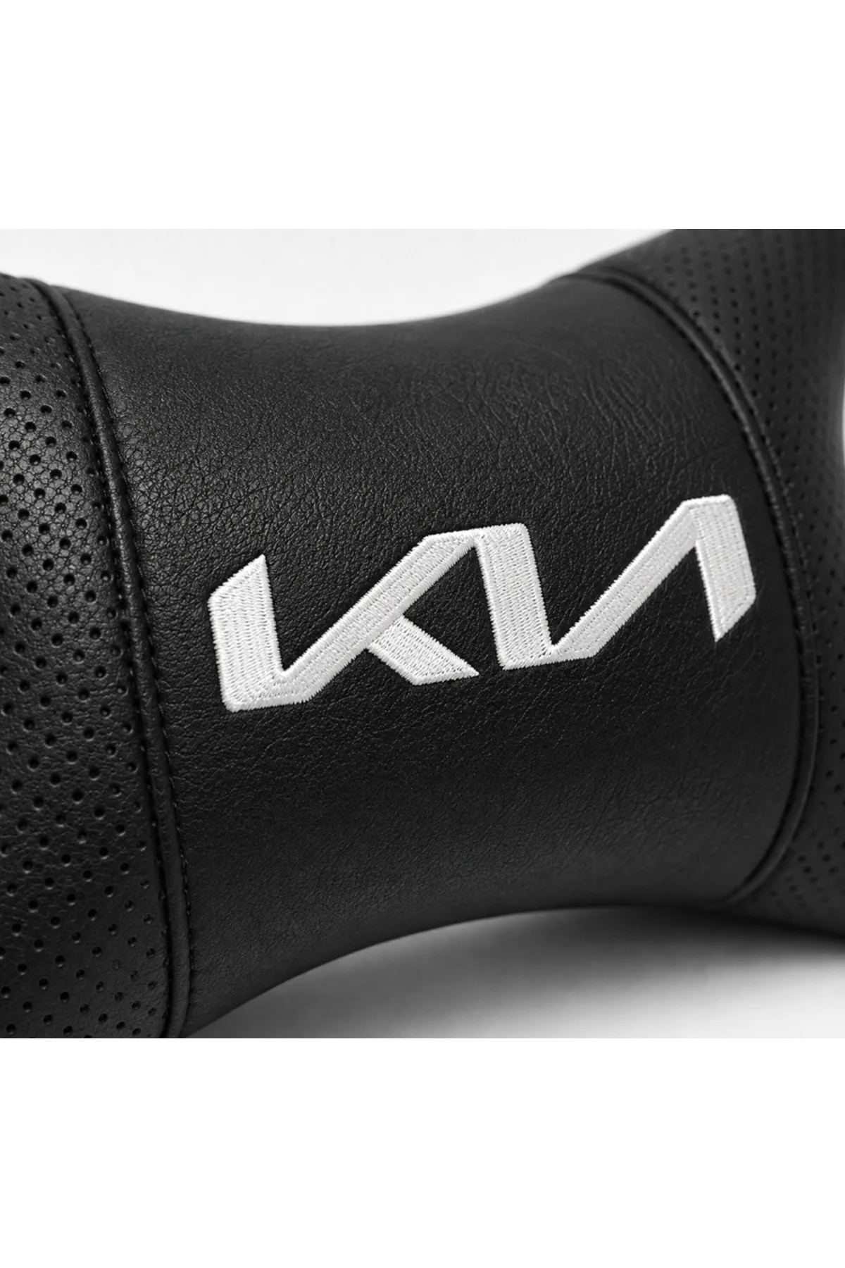 KIA Yeni Logo Boyun Yastığı ve Emniyet Kemer Pedi Seti – Siyah Deri, Konforlu ve Şık Tasarım 2 Yastık 2 Kemer KIA Yeni Logo Boyun Yastığı ve Emniyet Kemer Pedi Seti – Siyah Deri, Konforlu ve Şık Tasarım 2 Yastık 2 Kemer - Görsel 2