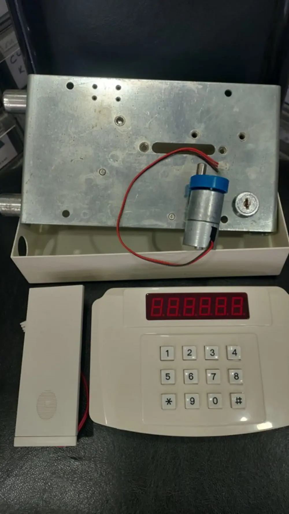 Kilitleme sistemi için motorlu mekanizmalı dijital tuş takımı