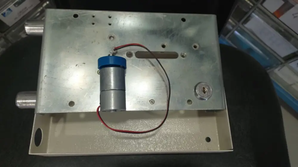 Kilitleme sistemi için motorlu mekanizmalı dijital tuş takımı