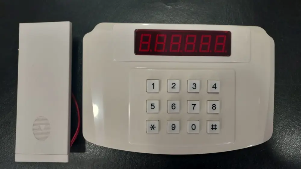 Kilitleme sistemi için motorlu mekanizmalı dijital tuş takımı